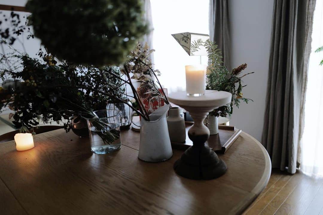 高山都さんのインスタグラム写真 - (高山都Instagram)「冬は陽のひかりが入るのが少なくって、朝起きても、しごとから帰ってきても、なんだか部屋が暗いんだけど、これも季節の味わいだ！と楽しむようにしています。 キャンドル灯して、部屋を暖かく良い匂いでふわふわさせる。 @narukitakahashi の個展で購入した新入りさんが、もう我が物がおで、しれーっと居座ってる感じも最高。」12月19日 9時09分 - miyare38