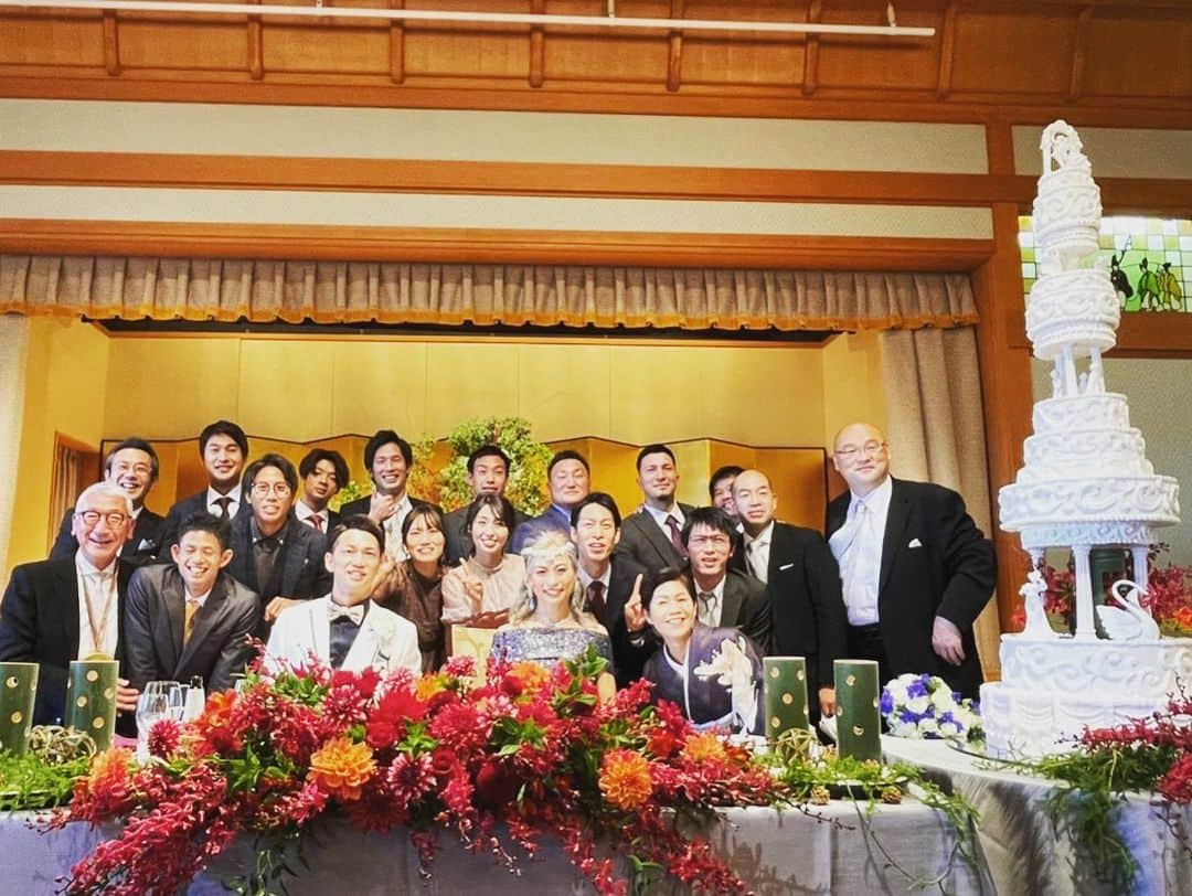 石塚祐輔さんのインスタグラム写真 - (石塚祐輔Instagram)「12.18。 麻希姐の結婚式。 とても幸せな時間でした。 これぞ「 わだまき」といった披露宴でした。 お招き頂き、本当にありがとうございました。 元チームメイトや中村監督、順子さん、会社の方々、一緒に戦った同期、陸上界の凄い方々など、様々な人に会える機会にもなり、嬉しかったです。 麻希姐、明憲さん、末長くお幸せに。 これからも、宜しくお願いします。 #結婚式 #MTC #trackandfield #写真の時のみマスク外してます #MTCのみなさんクリニック頑張ってください　#勝手にタグ付けごめんなさい」12月19日 9時32分 - yusuke_ishitsuka3939