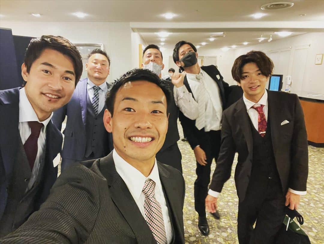 石塚祐輔さんのインスタグラム写真 - (石塚祐輔Instagram)「12.18。 麻希姐の結婚式。 とても幸せな時間でした。 これぞ「 わだまき」といった披露宴でした。 お招き頂き、本当にありがとうございました。 元チームメイトや中村監督、順子さん、会社の方々、一緒に戦った同期、陸上界の凄い方々など、様々な人に会える機会にもなり、嬉しかったです。 麻希姐、明憲さん、末長くお幸せに。 これからも、宜しくお願いします。 #結婚式 #MTC #trackandfield #写真の時のみマスク外してます #MTCのみなさんクリニック頑張ってください　#勝手にタグ付けごめんなさい」12月19日 9時32分 - yusuke_ishitsuka3939