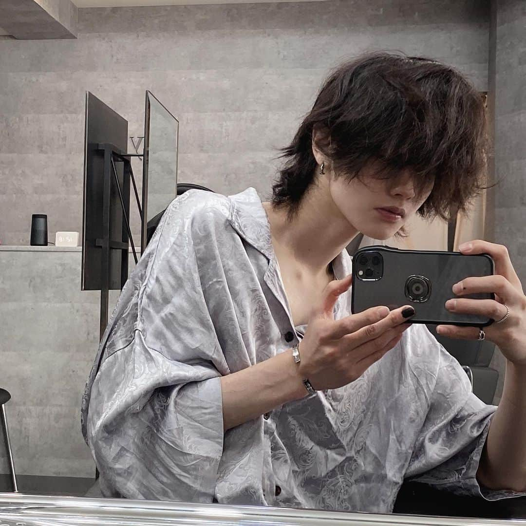 齋藤正太さんのインスタグラム写真 - (齋藤正太Instagram)「goodmorning  面長なので 基本的には丸めなピアスにして 骨格が綺麗に見えるようにしてます  thankyouforyourcomments  #メンズウルフ#パーマ#ulzzangboy #ハイトーンカラー#メンズパーマ #マッシュ#ウルフ#マッシュウルフ#メイク #맞팔#眉毛サロン #眉毛メイク #アイライン #涙袋メイク #アイメイク #セルフィー#スパイラルパーマ #ツイストスパイラル#センターパート#ウルフカット#ツーブロック#パーマ男子#ブルーブラック#ツイストスパイラルパーマ#アイブロウ #眉サロン #マスカラ #メンズメイク」12月19日 9時58分 - signal8756