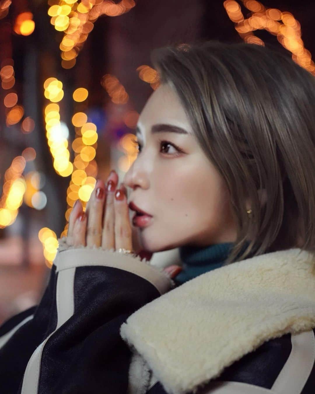 Hitomiのインスタグラム：「❤︎  ついに雪が本格的に降ってきたよ❄️ 皆さんの地域でもすごく冷え込んでると思うので 暖かくしてくださいね☺️  ファンの方に頂いたバスソルトで 今日は暖まらせてもらおう🥺さむい  #冬　#雪　#fashion #洋服　#新潟　#niigata  #田舎暮らし #田舎　#イルミネーション #snowtown」