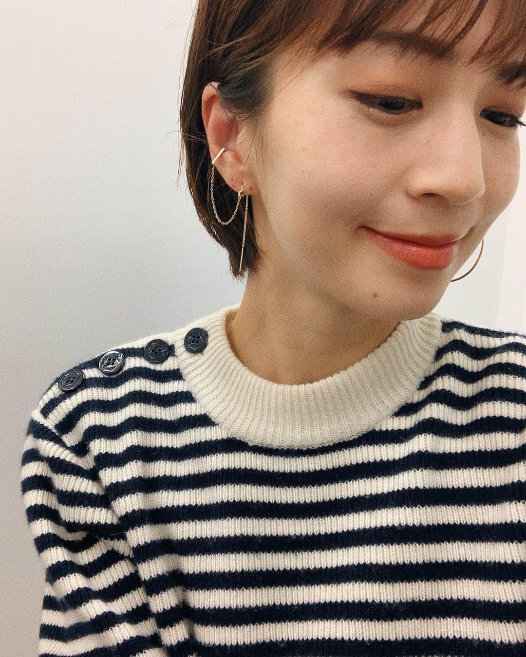 安田美沙子さんのインスタグラム写真 - (安田美沙子Instagram)「大好きな人のピアス❤️ 最近白髪がふえたので。。。 このピアス＆カフで気持ちをあげます。  スモーキークウォーツでなんだか新鮮な気持ち。  @xx_azumi_xx  #thanks #knit #いつかのGINGERALE」12月19日 10時11分 - yasuda_misako