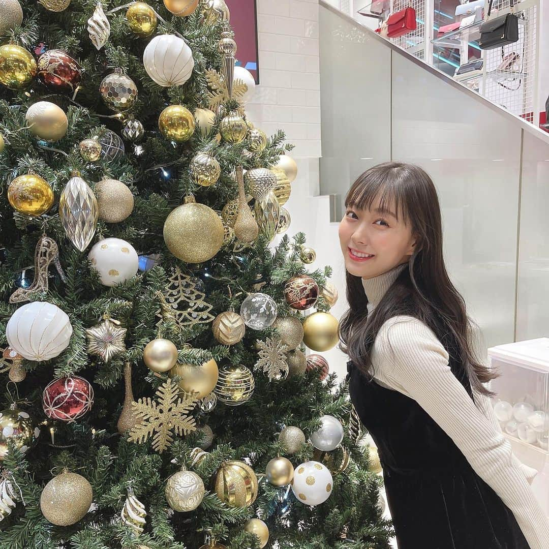 渡辺美優紀さんのインスタグラム写真 - (渡辺美優紀Instagram)「. 昨日はサマンサホリデートリップにお邪魔しました♡ 巨大アドベントカレンダーを楽しめたり、お花のプレゼントがあったり、ガチャガチャ出来たりワクワクし過ぎました😍 乗れるリースが可愛すぎて最高です🧚🏻‍♀️NICE♡ . そしてお知らせです♡ 『Milky Christmas Party 2021』 の一般販売がスタートしました♡ 詳しくはハイライトの【みるきーXmas】から受付ページをチェックしてください💕 . . #おつかれサマンサ  #ポーチ可愛いのゲットした #嬉しすぎ #汚したくないから一旦眺めよ」12月19日 10時45分 - miyukichan919