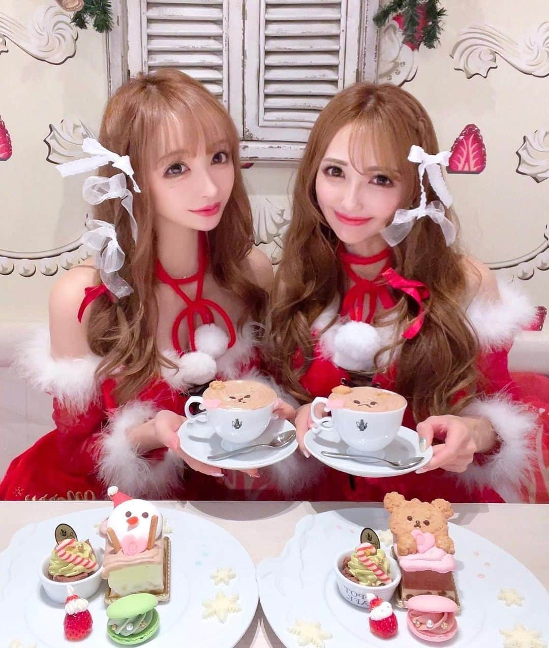 真優川咲さんのインスタグラム写真 - (真優川咲Instagram)「#🎄#🎅🏻#👯‍♀️#🧁#❤️#🧸#☕️#💝 おはよーん☀️  ~りりか姫と朝から#クリパ したよ~💓  咲がプロデュースした #サンタさん の#衣装 を着てくれたの..🥰幸  場所はお馴染みの #キューポットカフェ ☕︎【 @qpotcafe_official 】 今年も#可愛すぎる #クリスマスプレート の #アフタヌーンティー で 🧸🧁☕️✨💕 ♡♡♡女子トーク楽しすぎたね..🥰😚💋  【 @dress_sugar @jewels_dress_official 】 ⬆️まだまだ #クリスマス に間に合う #サンタコスチューム が沢山揃ってるから ぜひ覗いてみてね🤗💓  クリスマスまであと5日..✨❤️💚💘  みんなに素敵な#christmas が 訪れます様に💫🎄🎅🏻💝😘✨✨ #Love #happy #xmas #女子会 #コスプレ #まゆ咲コラボ💋 #サンタコス買うならシュガー #サンタコス買うならジュエルズ」12月19日 10時56分 - saki_411