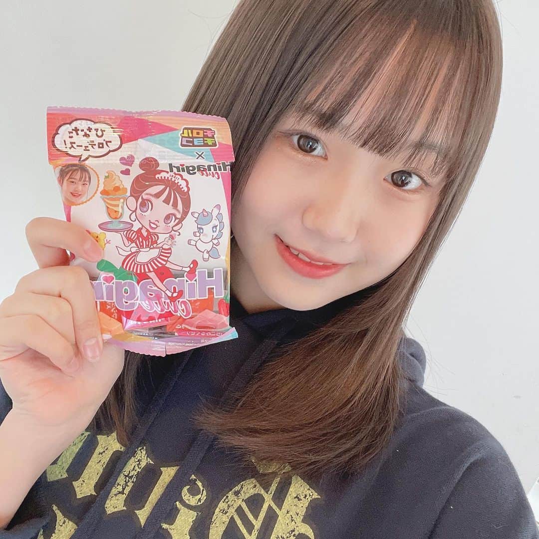 石田凛音のインスタグラム：「・ @hinachosugram ひなたちゃんプロデュースの @hinagirl_official のチロルチョコが発売されたとの事で探して探してファミマでGet〜😽  パッケージ可愛すぎる😻🤍  味は ♡いちごミルクゼリー味 ♡マンゴーパフェ味  いちごミルクゼリー味は中にゼリーが入ってて、マンゴーパフェ味は中にマシュマロが入ってた❕❕  ひなのと一緒にあっとゆーまに食べちゃった🎶  みんなも見つけたら食べてみてね🤍  #hinagirl #ヒナガール #チロルチョコ #パケ買い」