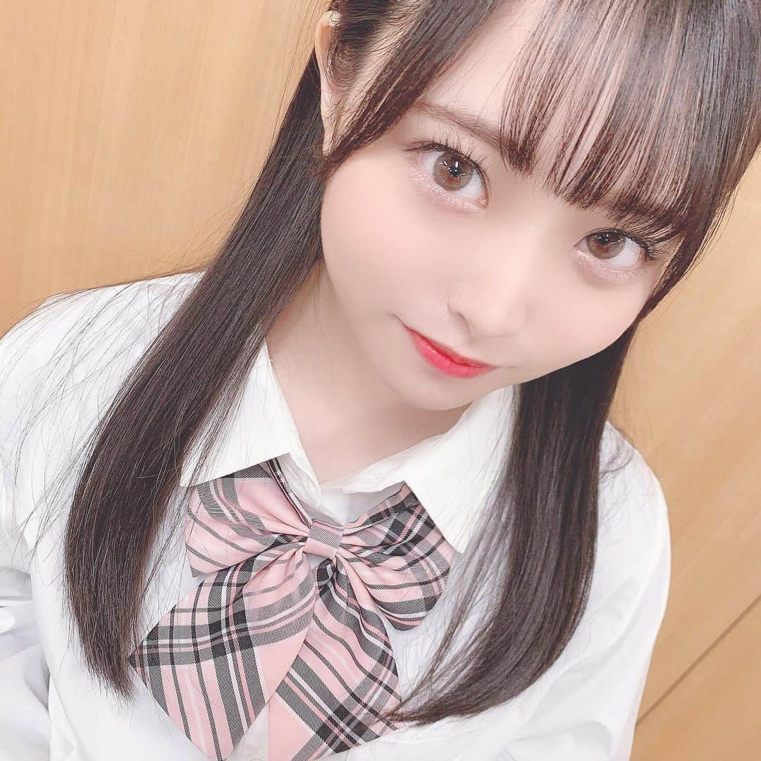 竹本くるみさんのインスタグラム写真 - (竹本くるみInstagram)「おしゃべり会1日目は制服コーデをしました〜〜 部ごとにカーディガン着たり、髪型変えたりしました🤍 制服似合ってますか？🎀  2日目もよろしくお願いします！」12月19日 11時12分 - kuru02_hkt