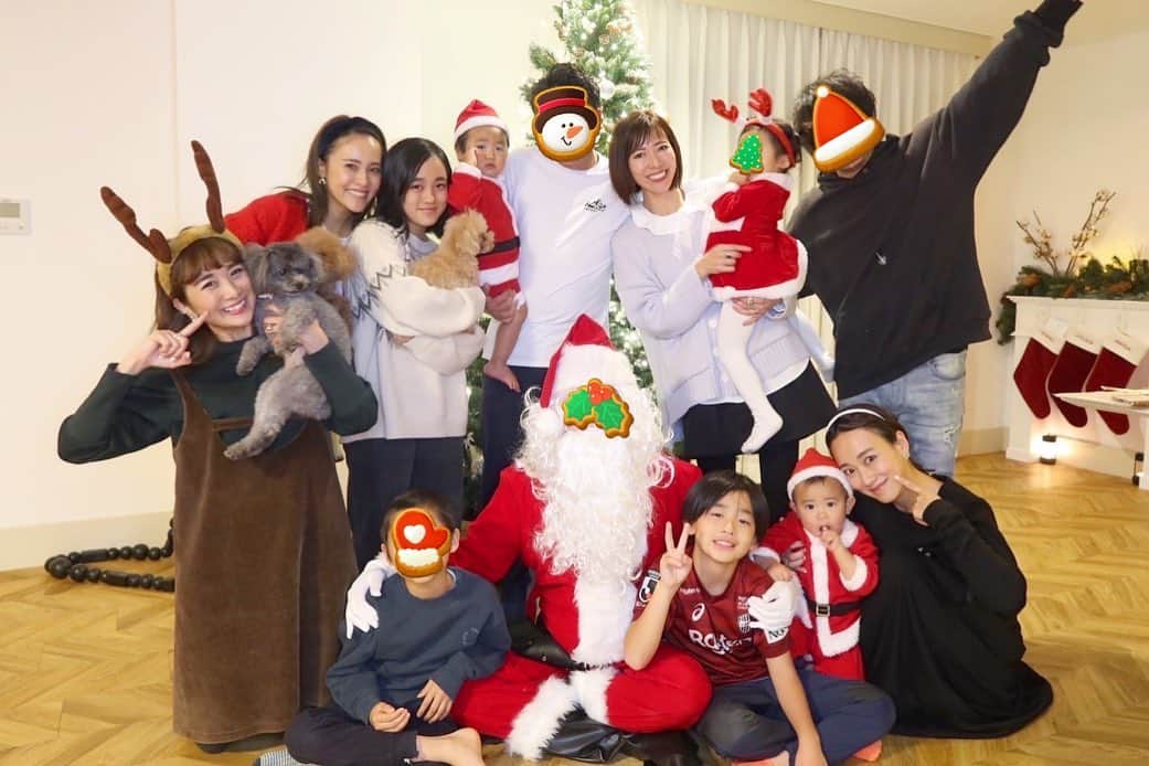Mai Wakimizuのインスタグラム：「毎年恒例のChristmas party♡ツリーにマントルピースに、年々パワーアップしてるsaorinのお家で大集合♡今年は主人がサンタクロースになって子供たちにプレゼントを配りました＼(^o^)／役にハマり過ぎて涙流して爆笑した。笑 大人達もプレゼント交換して、ケーキもお腹いっぱい食べて、もう昨日でクリスマス大満喫♡1枚目、セルフタイマーで撮ったのに子供達も全員カメラ目線でポーズもキメてるしお気に入りの1枚♡ #christmasparty#クリスマスパーティー」