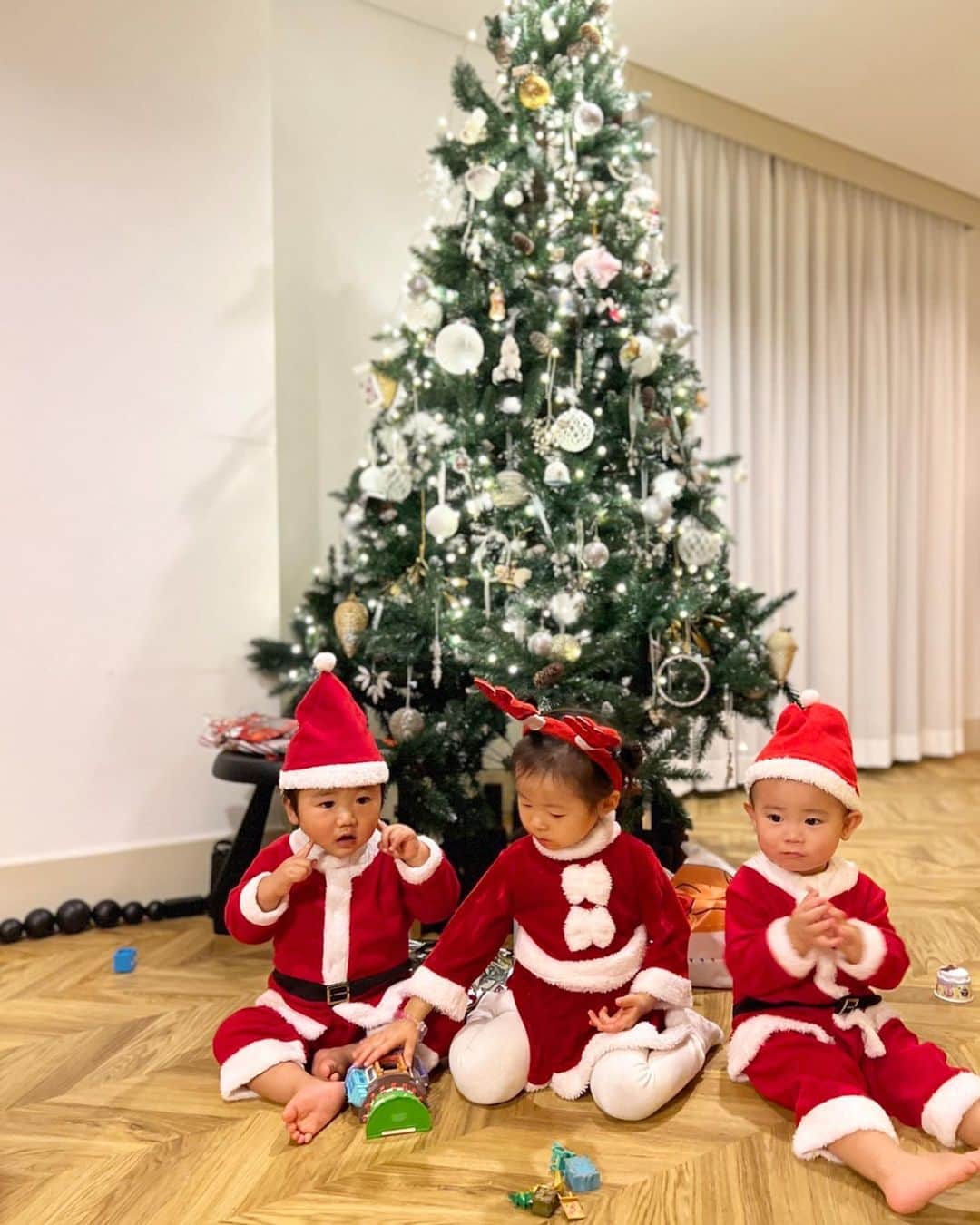 Mai Wakimizuのインスタグラム：「ミニサンタがいっぱいで可愛過ぎた夜♡4枚目、主人がサンタに変身してる間ずっと抱っこしてくれてたayuの旦那さん。息子は主人が抱っこしてくれてると思い込んでたと思う。笑 スタンプで分からないけど2人で同じ顔してるの♡キュン♡最後はサンタが帰る瞬間。笑 team小学生はサンタが主人だと分かっていながらも、大ハシャギ大興奮＼(^o^)／team1歳は終始ぽかーん、2歳は大泣き。笑 最高の時間だった♡ #1歳5ヶ月#Christmasparty#クリスマスパーティー#サンタクロース」
