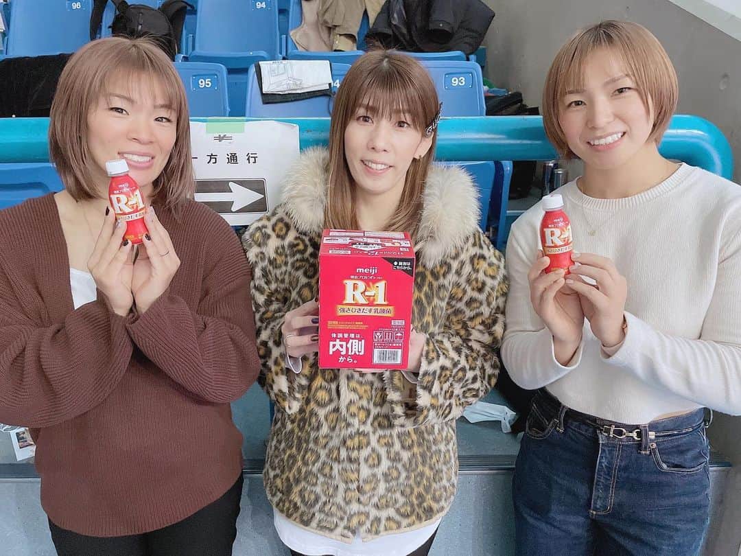 吉田沙保里さんのインスタグラム写真 - (吉田沙保里Instagram)「天皇杯全日本選手権　最終日 パリ五輪を目指して戦いが始まってまいます🤼‍♀️ 会場でオリンピック金メダリストの川井姉妹とR-1💓 みなさんも年末年始は体調管理には気をつけてお過ごしくださいね😆🙏  #体調管理 #川井姉妹 #天皇杯」12月19日 11時34分 - saori___yoshida