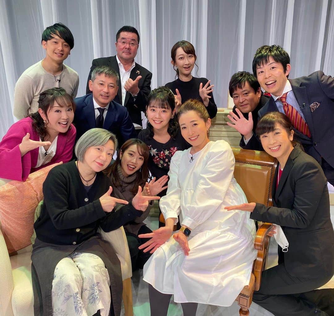 のインスタグラム：「✔︎ あすの早朝に放送あります📺 ⁡ 先日行われたカンテレアナウンサー朗読会 ⁡ 「We Love 2021🎄💕 ～あなたと交わすラブレター～」 ⁡ 7名のアナウンサーでそれぞれ「手紙」を読みました💌 ⁡ 私が読んだのはわかぎゑふさんが「当て書き」 ⁡ (演じる人を想定して脚本などを書くこと) ⁡ して下さった『住み着いたあなたへ』という作品🤰 ⁡ 妊婦の気持ちをつづった手紙です。 ⁡ 練習の段階から私もわかぎさんも、なんなら横で聞いてる藤本アナも ⁡ 思わず目から水分が🥲溢れてしまうような内容でしたが ⁡ なんとか無事に読み切ることができたような？？ ⁡ アナ部が誇る新進気鋭作家、 ⁡ 竹上萌奈アナ書き下ろしの作品もあったりと ⁡ 盛りだくさんの内容です。 ⁡ 12月20日(月)早朝4：29～5：25 ⁡ カンテレにて放送ですのでぜひご覧ください☺️ ⁡ …そんな早起きできるか！って方には ⁡ 後日YouTubeチャンネルでもUPしますので ⁡ またお知らせしますね🙌 ⁡ ⁡ #カンテレ  #朗読会 #アナウンサー #20回目 #記念の回 #私だけ座らせてもらってるのは #もうだいぶお腹が大きくて #この日を最後に #産休入りました」