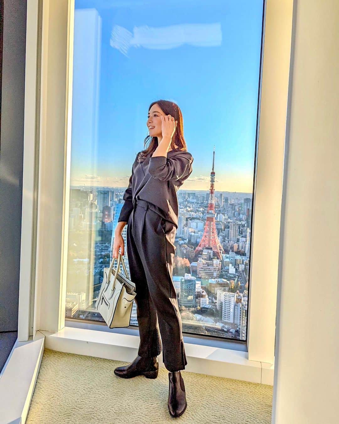 石井里奈さんのインスタグラム写真 - (石井里奈Instagram)「こんにちは☀️ . 昨日は 大好きな @addictionbeauty_official のSSのコスメ発表会へ💄✨💗 今回は空がテーマになっていて、色んな空の色を連想させるカラーが✨なので綺麗な東京の空が見える @andaztokyo でタッチアップしてもらいました👏 . 12/27発売のチーク28色、マスカラ3色、アイライナー4色とブラシ❤️ チークはパールとマットとニュアンサーのカテゴライズでとにかく発色が可愛い！光で遊ぶように重ねるニュアンサーが立体間と艶感を出してくれてすごくよかったよ💗ブラシでポンポン付けるのもポイント！ . 今回はずっとやりたかった白ライナーも挑戦！これも今回の新作コスメです💄 . 🟠使用コスメ ☑︎チーク パール009 Rose Plum ☑︎チーク ニュアンサー005 Aurora Veil ☑︎アイライナー104 The Arctic ☑︎マスカラ103 Early Black . キラキラ主役のアイシャドウには白ライナー際立って可愛い！まつ毛もグレーで存在感をなくして大人のアイメイクに❤️チークも自然な発色で光にあたって綺麗💗 . コーデはこちら💁‍♀️✨ tops&pants... @rinaduce bag... @celine  boots... @fitfit_official_  earcurff... @prmal_jewelry  . 24日までセットで買うと30%オフの @rinaduce のセットアップ！とにかく素材が気持ち良くておうちでもオフィスでも楽でパジャマスーツの感覚で作りました💗パンツの裾がプリーツになっててお気に入り！本当着心地が最高なんだ🙆‍♀️ . イヤーカフはダイヤ同様の輝きのラボグロウンダイアモンドで作られた @prmal_jewelry のもの！本当輝きが素晴らしくて、他のアイテムも欲しくなりました🥺✨どんなジュエリーとも合わせやすくてこれからヘビロテできそうです❤️ . 午後も素敵な時間を💗 . #addiction #アディクション #ニュアンサー #エモチーク #新作コスメ #チーク #白ライナー #アイメイク #andaztokyo #andaz #アンダーズ #rinaduce #石井里奈 #prmaljewelry #プライマルジュエリー #イヤーカフ #クリスマスコフレ #コスメ好き #美容好き #メイク動画 #メイク #アンニュイ #おしゃれメイク #春メイク #大人メイク #コスメレビュー #おすすめコスメ #カラーマスカラ #カラーメイク #カラーマツエク」12月19日 12時22分 - ri7tin1025