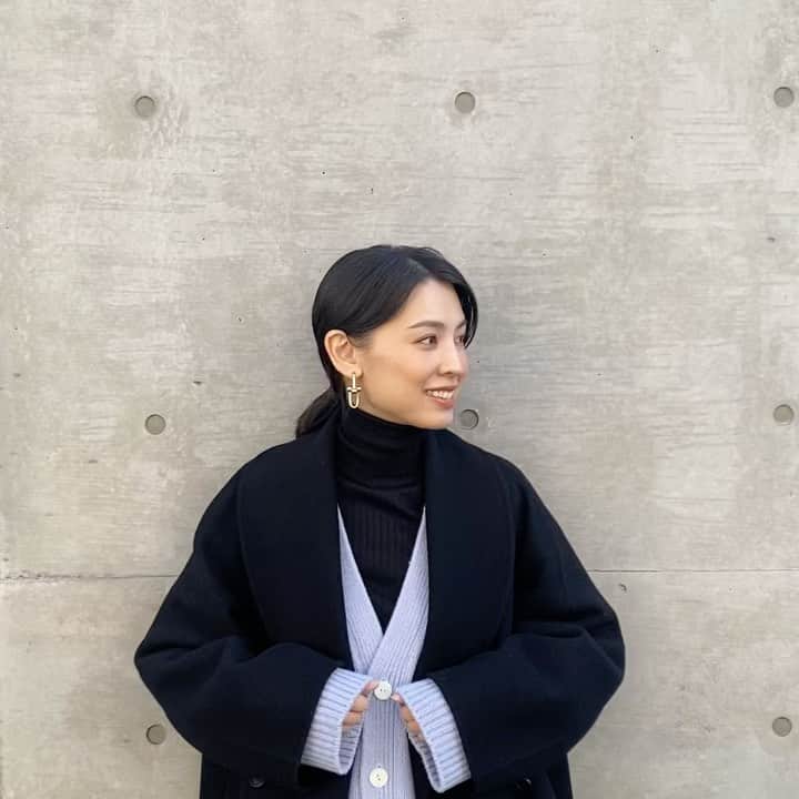 のインスタグラム：「写真だと思ったら動画だったやつ  knit @drawer cardigan @galerievie_jp x @verystore_jp  coat @therow  earrings @tiffanyandco」