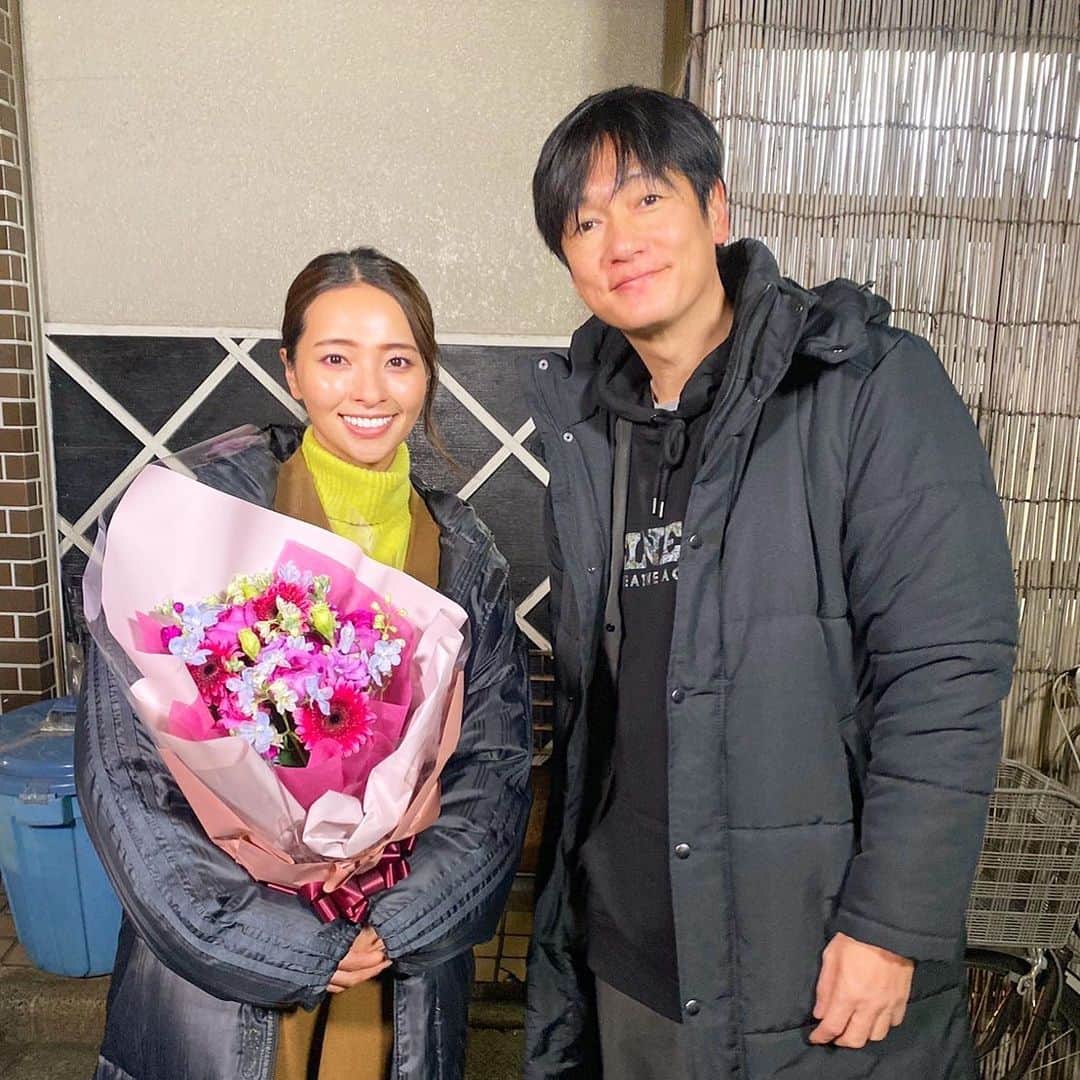 最愛のインスタグラム：「今日のクランクアップ写真🤳 まずは、 菜奈役の水崎綾女さん！ お疲れ様でした💐  なんと井浦さんがサプライズで駆けつけてくださり、居酒屋さんの前でアップ✨  #最愛ドラマ #tbs #水崎綾女 #井浦新 #みんな大好きやよ」