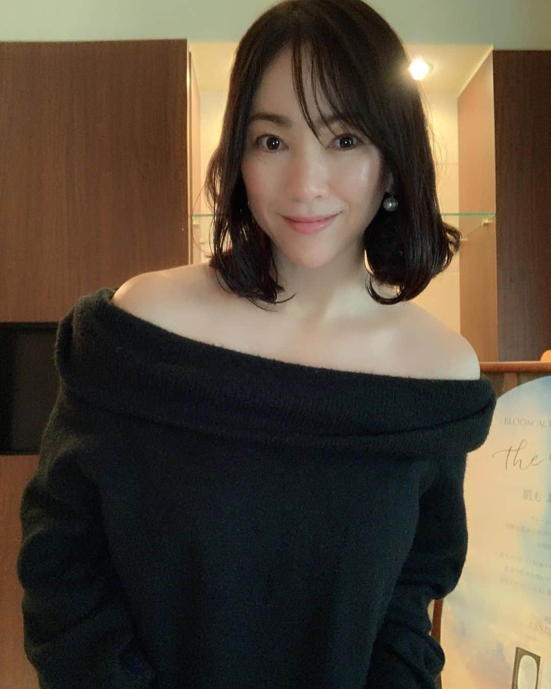 田中悦子さんのインスタグラム写真 - (田中悦子Instagram)「定期的に通ってるエステ💆‍♀️  朝イチエステはほんと気持ちよか🥰🥰🥰  肩こり首こりがひどいと 二重顎になるって😱  しっかりとほぐしてもらい たっぷりと水分をいれてもらい毛穴洗浄、デコルテ、 小顔矯正、ヘッドマッサージまで❣️  スッキリしました🥰👍  #バリ大宮 #エステ #小顔矯正 #綺麗なデコルテライン #デコルテ #美肌ケア  #オールハンド #スキンケアスタジオバリ #アラフィフ #アラフィフ女子 #休日の過ごし方 #自分磨き」12月19日 12時32分 - etsuko.reborn25