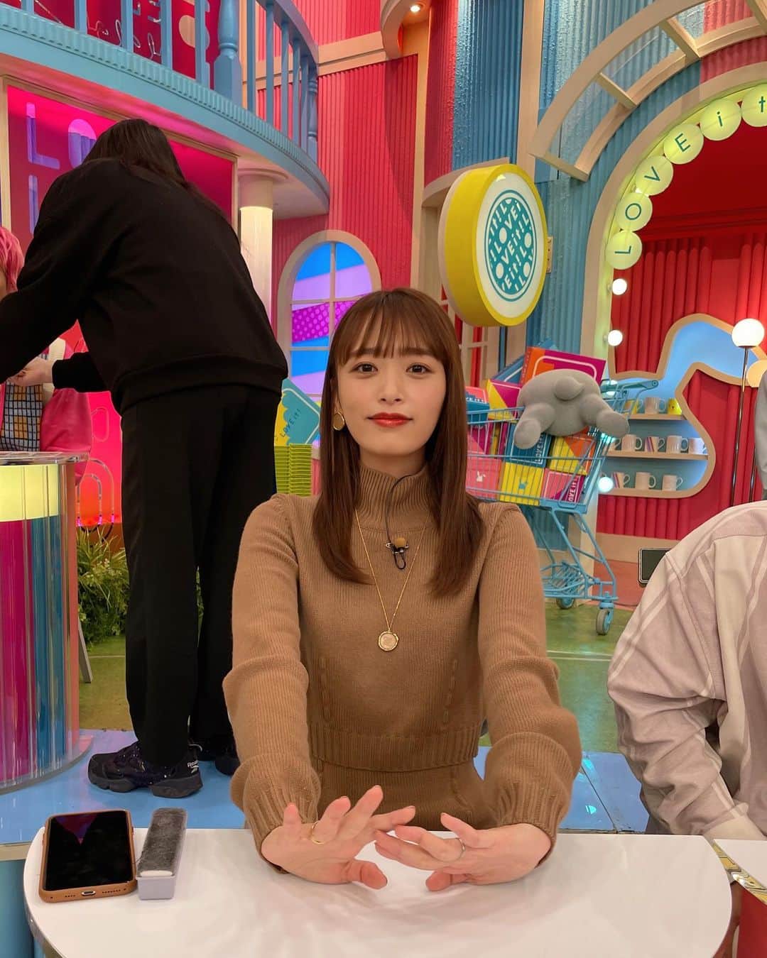 近藤千尋のインスタグラム：「本番前の用意終わったーの顔。笑❤️  先週のラヴィットも ２時間笑ってたら終わったなぁ☺️笑💕 来週はクリスマス🎄だから みんなでコスプレしましょ！って 提案したら川島先生に却下されたよ😀笑 @tbs_loveit   衣装は全身　@fendi 🤍🤍  来週もミテネー💕💕」