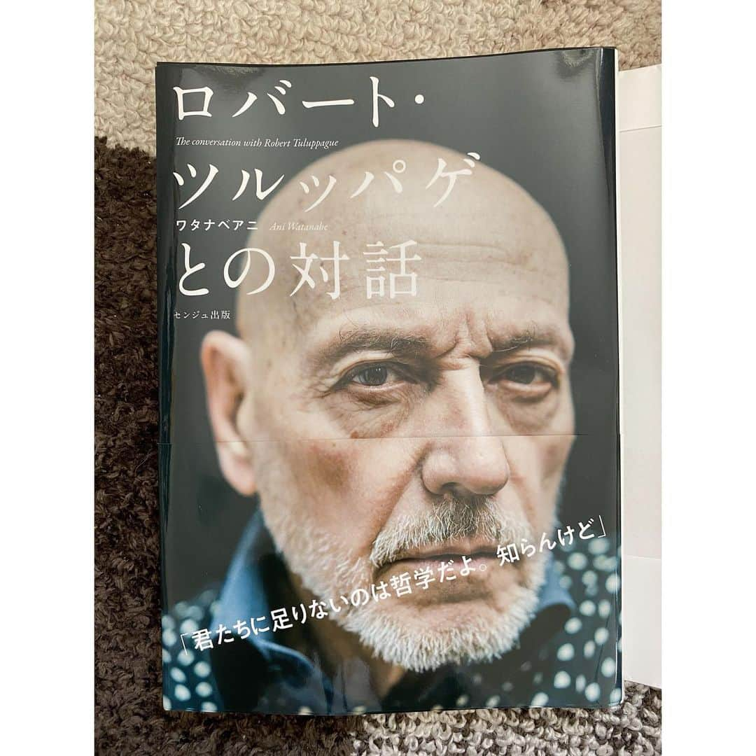 秋本祐希さんのインスタグラム写真 - (秋本祐希Instagram)「断捨離というか そろそろ見て見ぬ振りしてた場所を整頓しなきゃと 本棚をゴソゴソしていたら まさかの袋に入ったままの本を発見😳 こんなに面白そうな本を見失っていたなんて！ 年末年始の楽しみができた❤︎ #趣味 #読書 最近さぼってた #ロバートツルッパゲとの対話」12月19日 13時09分 - ayuuki0908