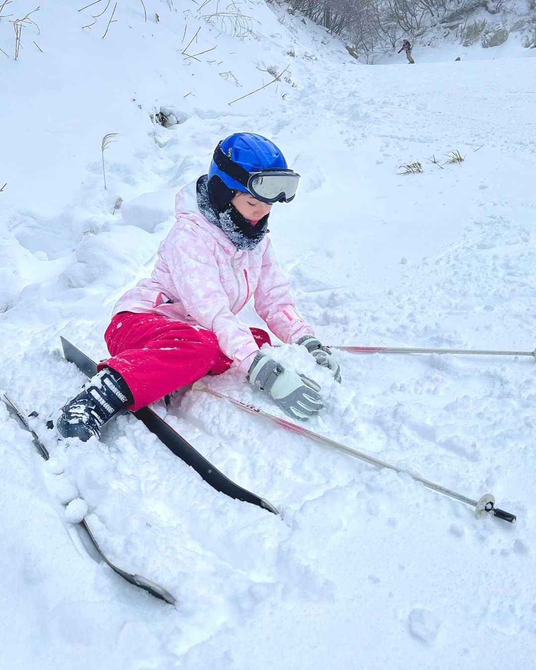 谷尻萌さんのインスタグラム写真 - (谷尻萌Instagram)「こんにちは☃️ 日曜日何して過ごしてはりますか？☺️ 萌はパパとスキーしてるで⛷💕 今シーズン初滑りなんよ〜✨ そやからあれを外すの忘れてた、、、🥺 さて何を外してないでしょうか？🤔  2年ぶりのスキーやから感覚を思い出しながら滑っているよ〜⛷ 金曜日の夜頃から急に積雪が増加したから、、雪がふっかふかで、足をとられる所もあるんやけど、めっちゃ気持ち良く滑れているで〜☃️♥️  視界不良となっている所もあると思うので みなさんも車の運転など気をつけて過ごしてね🚗 ほなまたね〜😉❄️  #セントフォース　#お天気キャスター #谷尻萌 #スキー　#スキー女子　#salomon」12月19日 14時00分 - tanijiri_moe
