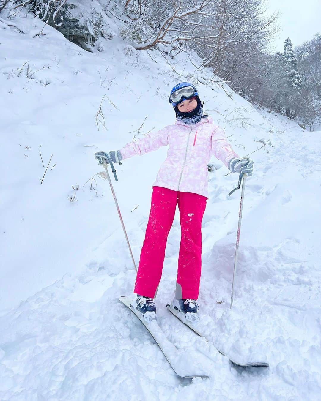 谷尻萌さんのインスタグラム写真 - (谷尻萌Instagram)「こんにちは☃️ 日曜日何して過ごしてはりますか？☺️ 萌はパパとスキーしてるで⛷💕 今シーズン初滑りなんよ〜✨ そやからあれを外すの忘れてた、、、🥺 さて何を外してないでしょうか？🤔  2年ぶりのスキーやから感覚を思い出しながら滑っているよ〜⛷ 金曜日の夜頃から急に積雪が増加したから、、雪がふっかふかで、足をとられる所もあるんやけど、めっちゃ気持ち良く滑れているで〜☃️♥️  視界不良となっている所もあると思うので みなさんも車の運転など気をつけて過ごしてね🚗 ほなまたね〜😉❄️  #セントフォース　#お天気キャスター #谷尻萌 #スキー　#スキー女子　#salomon」12月19日 14時00分 - tanijiri_moe