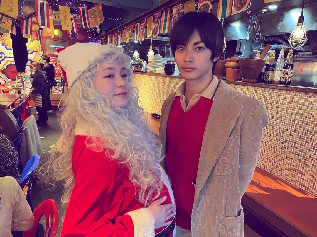 貫地谷しほりのインスタグラム：「サンタさんは お腹まで入れたの気づいてもらえましたか？ そして我らが主役、楓珠くん、 本当にお疲れ様でした👏 大人でもない子供でもない、 今の楓珠くんの感性だからこそのお芝居は とてもキラキラしていて、、 また次にお会いできる時を楽しみにしています！ 観てくださった皆さん、 最後までお付き合いいただき、 ありがとうございました(*^ω^*) #土ドラ #顔だけ先生 #神尾楓珠 #ありがとうございました」