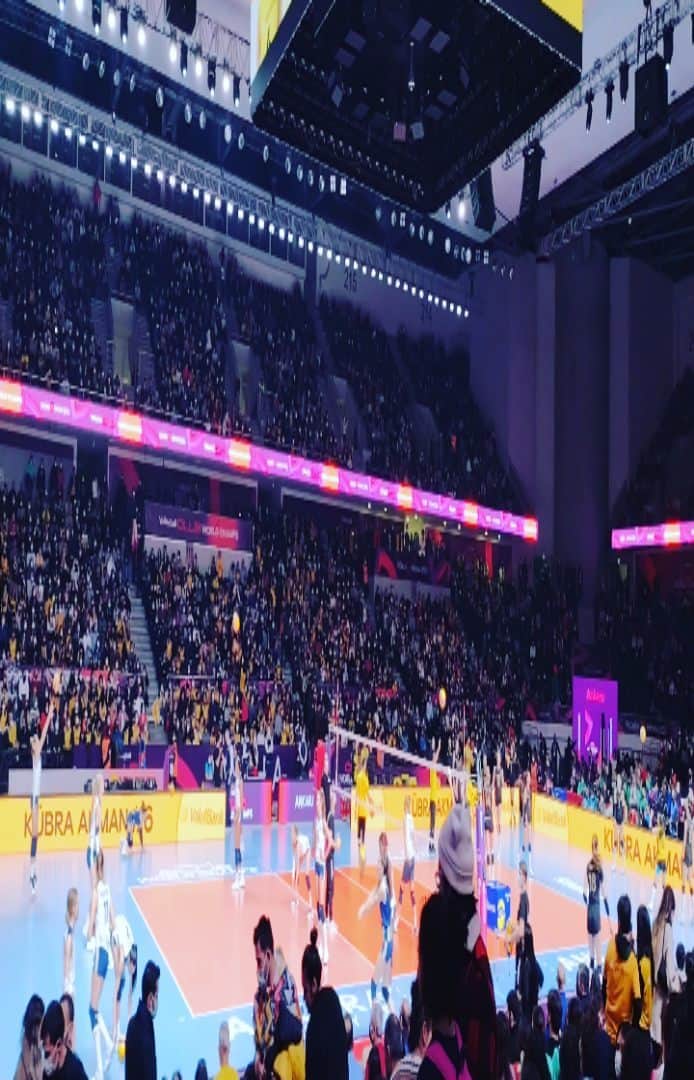 ミア・イエルコフのインスタグラム：「25 MINS until biggest SHOW of the YEAR 🔥🔥🔥🔥🔥🔥  GOLD MEDAL 🥇 MATCH  CONEGLIANO-VAKIFBANK  #fivb #worldclubchampionship」
