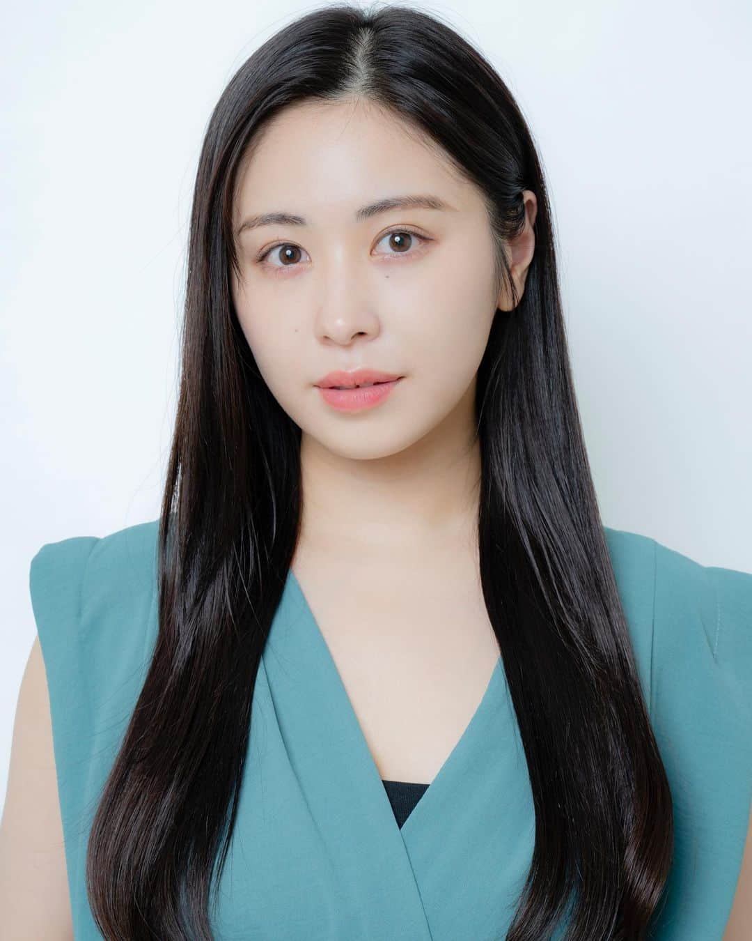 のインスタグラム：「💚お知らせ .  ミュージカル 『ルルドの奇跡』 出演させていただきます✨  無原罪の御宿り（ルルドの聖母）/ブリュア海軍大将夫人　を演じます✨ とっても素敵なお役をいただいて…聖母としての温かさを表現できるよう日々学んでおります。 . . ルルドで実際に起きた出来事、是非皆様も調べてみてくださいね♡ . . 日程　2月24日（木）〜2月27日（日） 場所　IMAホール . . シングルキャストのため、 月組星組どちらも出演致します！ . 2月24日　18時半〜  25日　18時半〜 　  26日　12時〜 　　　　　17時半〜 　　27日　11時半〜 　　　　　16時〜 🎟チケット、宮下舞花扱いは 12月27日販売開始予定です！ . . 2022年最初の作品。 どうぞよろしくお願いします♡ . . こっそりと新しい宣材写真にチェンジです💚」