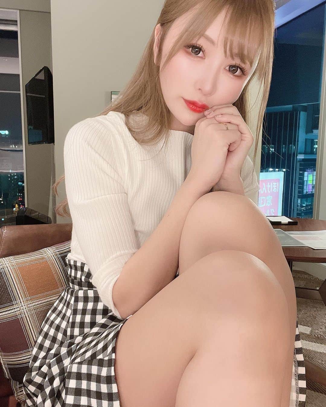 滝沢いおりさんのインスタグラム写真 - (滝沢いおりInstagram)「こんばんは🌙 今日も一日お疲れ様でした☕︎  撮影のロケで北海道に来させて頂いております。 明日も全力で頑張ります❣️ たくさんの方の手に取っていただける作品となりますように…  #滝沢いおり #お姉さん #お姉さんの誘惑  #インスタグラビア #おやすみグラビア」12月20日 0時29分 - takizawaiorir