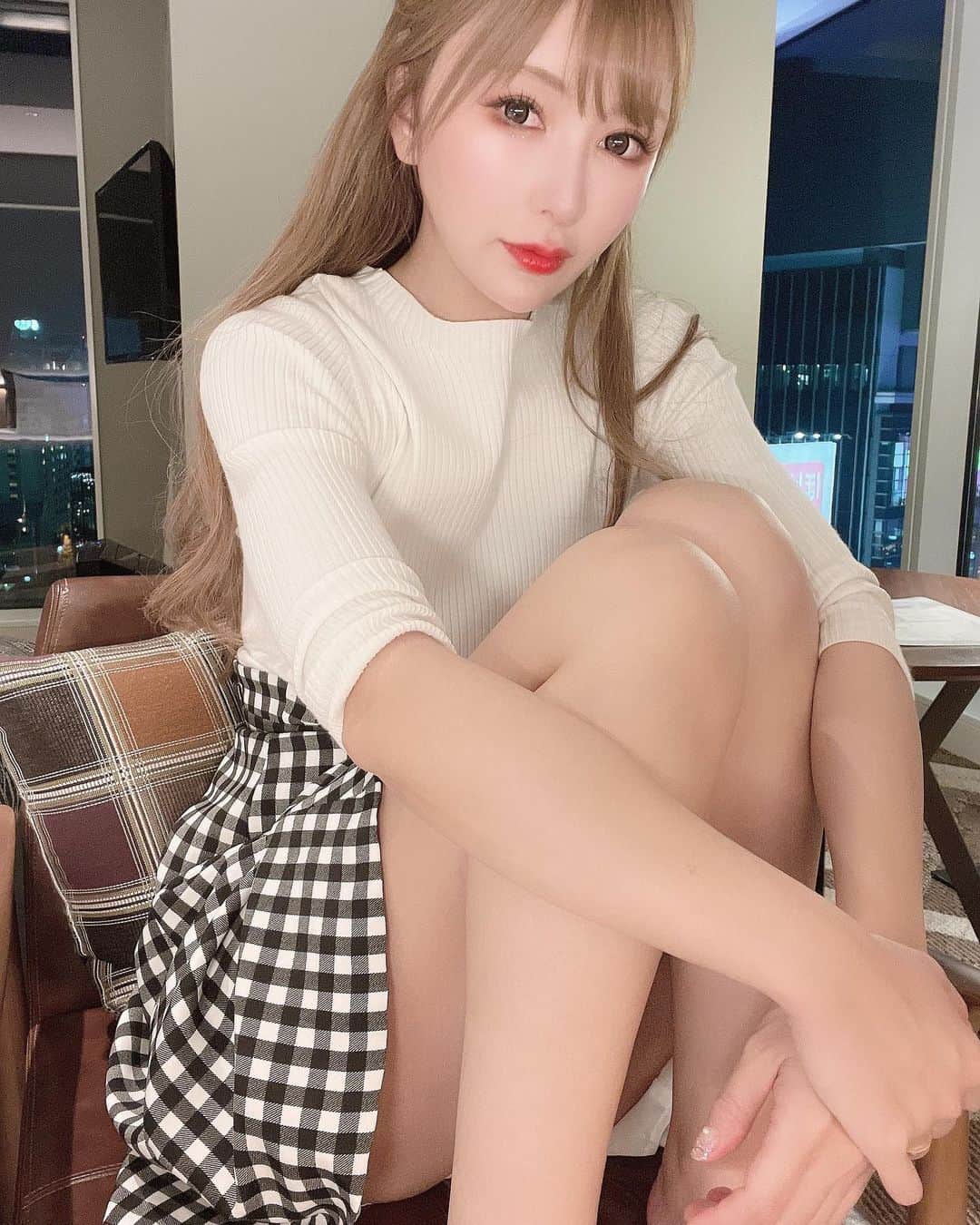 滝沢いおりさんのインスタグラム写真 - (滝沢いおりInstagram)「こんばんは🌙 今日も一日お疲れ様でした☕︎  撮影のロケで北海道に来させて頂いております。 明日も全力で頑張ります❣️ たくさんの方の手に取っていただける作品となりますように…  #滝沢いおり #お姉さん #お姉さんの誘惑  #インスタグラビア #おやすみグラビア」12月20日 0時29分 - takizawaiorir