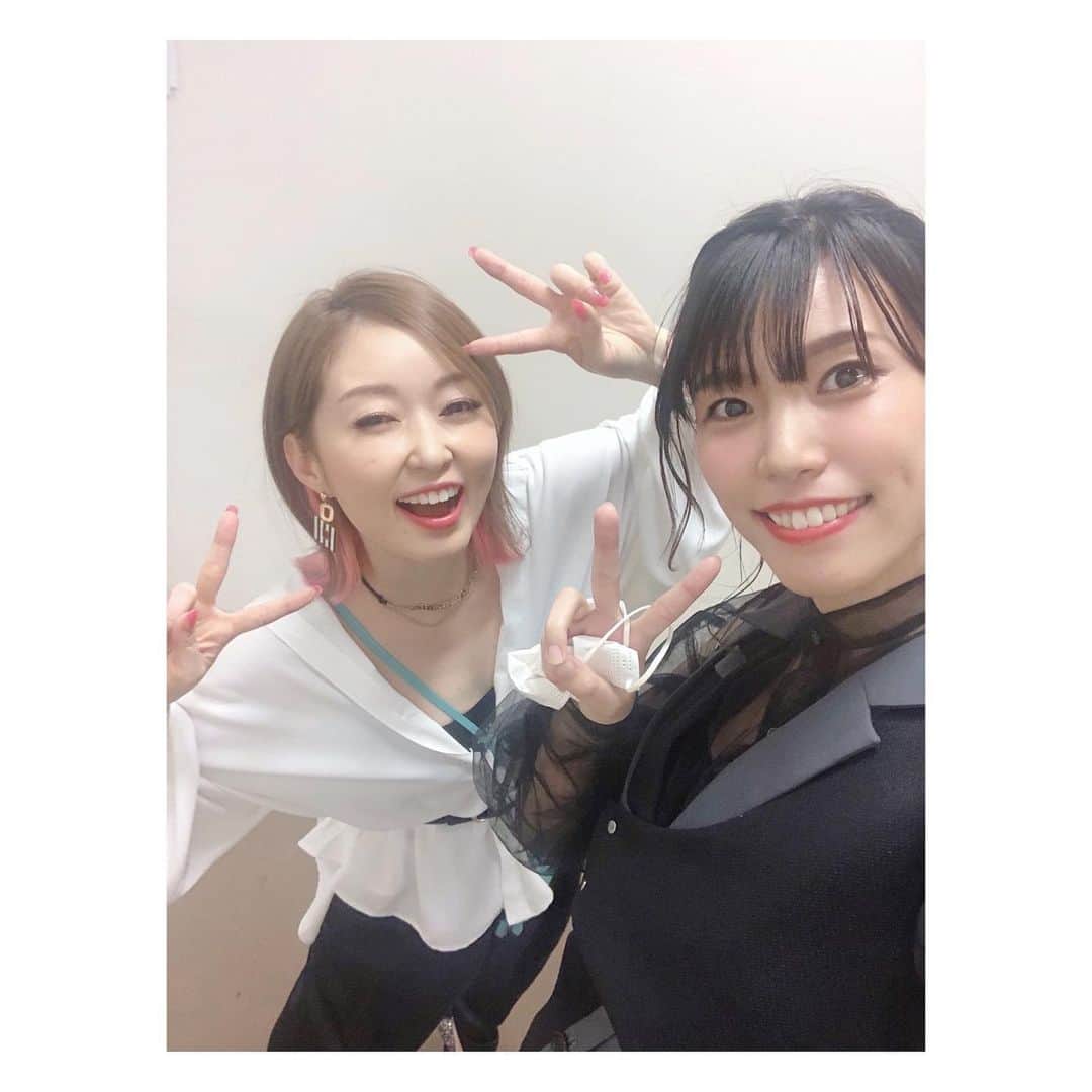 荒牧陽子のインスタグラム：「2021.12.9 クセスゴ！ ┈︎┈︎┈︎┈︎┈︎┈︎┈︎┈︎┈︎┈︎┈︎┈︎ 「千鳥のクセがスゴいネタGP」 で初共演しました、紺野ぶるまさん💕 ⁡ リハーサルでは ぶるまさんのラップに引っ張られて 歌を何度か間違える私…😂  面白いよー!!! どうしても 聞きたくなってしまうんだよー！ ⁡ そして まだまだご一緒できそうな予感…☺️✨ ┈︎┈︎┈︎┈︎┈︎┈︎┈︎┈︎┈︎┈︎┈︎┈ #紺野ぶるま さん #荒牧陽子  私のお顔が小さいのは アプリが勝手にやってくれたやつです😂 あ、あと ピースの仕方がいつも同じ…😅」