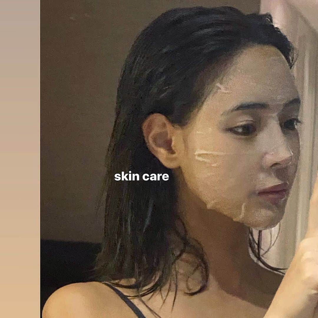 キム・ボラムさんのインスタグラム写真 - (キム・ボラムInstagram)「피부에 밥 주기 🧖🏾‍♀️ - - - #우아비타민앰플마스크팩  #데저트로즈셀에센스  #공구중 12/19-21 !!💁🏾‍♀️ #꿀피부 #홈케어」12月20日 0時45分 - _ram_e