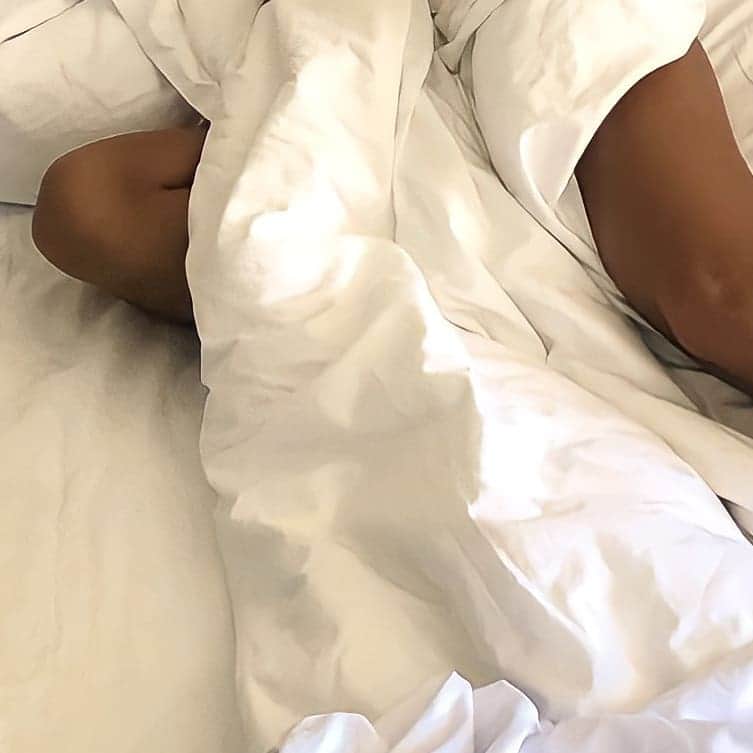じゅんこのインスタグラム：「. . ベッドの中でF1のドキュメンタリー観て、ちょうど眠くなってきて寝ていると、ピンポンピンポン、不機嫌さに大いに貢献する男、うちの息子. イライラして、当たったけれども、まずね、ラインを既読にしない、電話にでない、こういう子今多いらしいね、これ、私にキレられて当然！！！ 明日っからまた忙しい訳だから、好きな事だけ考えて、そうもいかないけど、楽しい時間をなるべく過ごしましょね！ . #流石に今日こんなに薄着じゃないからね」