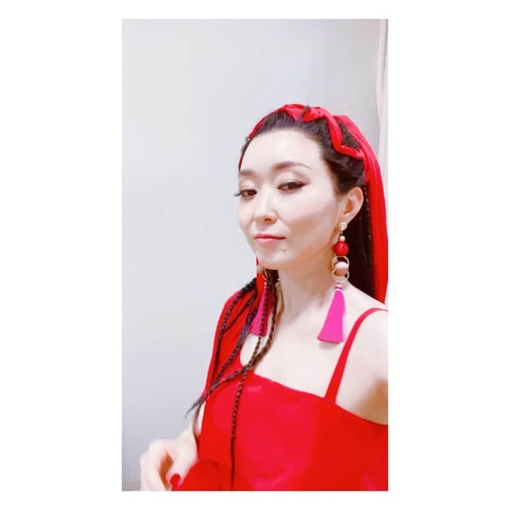 荒牧陽子のインスタグラム：「2021.12. 王座！まだ写真あるよ！ ┈︎┈︎┈︎┈︎┈︎┈︎┈︎┈︎┈︎┈︎┈︎┈︎ 連投した気になってた王座の写真🙇‍♀️ｺﾞﾒﾝﾅｻｲ ⁡ 私のものまね衣装の動画と SHINOBUちゃんと小川美佳ちゃん✨ 🍽の時の写真も✨ ⁡ 王座のHPに 【荒牧陽子WINNER】 て書いてくれてる…😭 ┈︎┈︎┈︎┈︎┈︎┈︎┈︎┈︎┈︎┈︎┈︎┈ #SHINOBU ちゃん #小川美佳 さん #荒牧陽子」