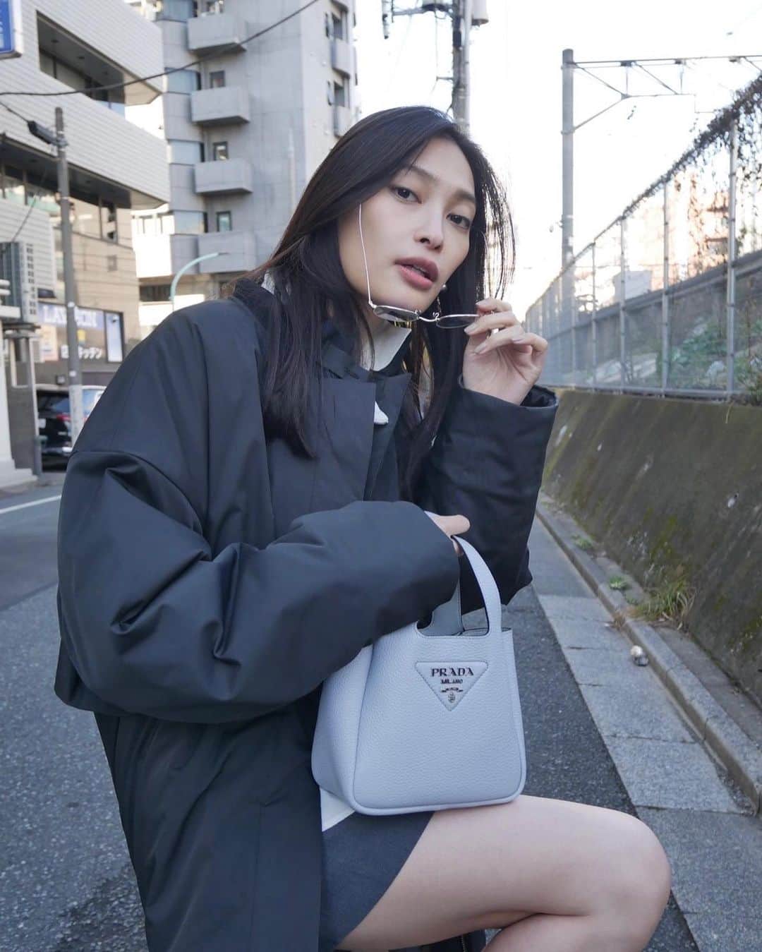 大政絢のインスタグラム：「#今日の絢服  マスク＋眼鏡 の日🥸  bag #prada  coat #uncrave」