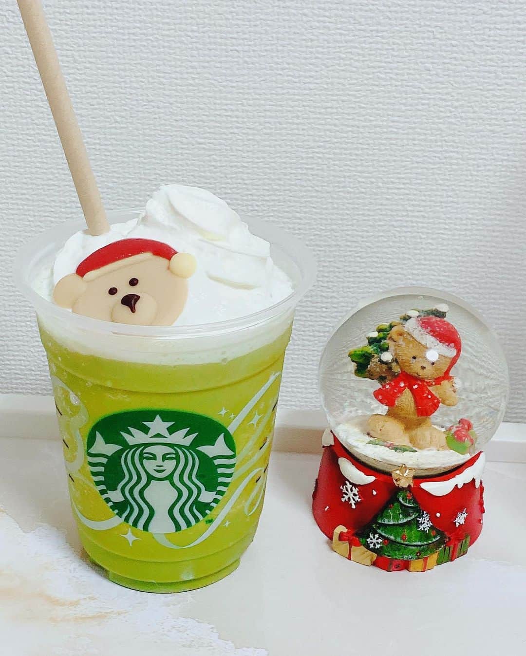 利水翔のインスタグラム：「. . いつもほうじ茶ラテを買うんですが くまさんをカスタムしたくて フラペチーノにしちゃいました🤤✨ ⁡ くまさんカスタムは フラペチーノ限定みたいです🥺 ⁡ くまさん好きにはたまらない🥰 めちゃくちゃ可愛い🥺🐻❤️ ⁡ ⁡ ⁡ ⁡ ⁡ ⁡ #enjoy #smile #ootd #happy #love #bear #teddy  #kt #instdiary  #japan #Starbucks #スタバ　#フラペチーノ #テェディベア #可愛い #くま好き #ファインダー越しの私の世界」