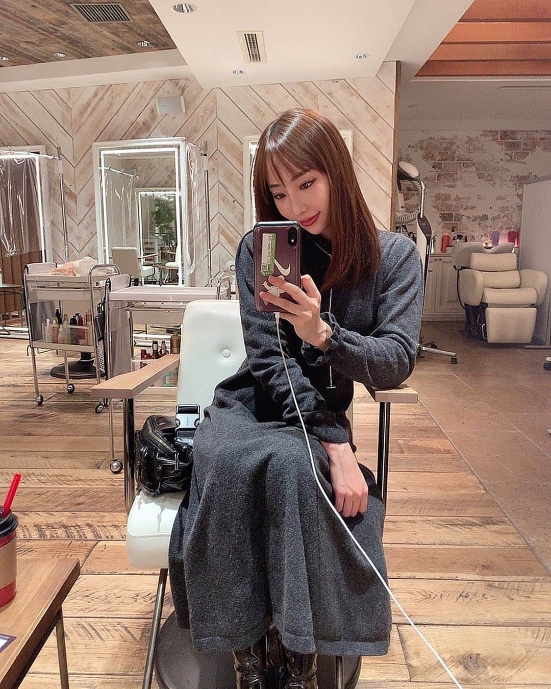 秋倉諒子のインスタグラム：「美容学校時代からの仲の 西岡にカットしてもらったよん✌️ 個人的には前髪邪魔なんだけど笑 どっちが好きですかー？🧡  夜、、また更新します！  私服…one piece @loungedress    shoose @louisvuitton    bag @ysl   @sk1n1  @kakimotoarms_aoyama_official  #hairstyle#haircut#hair」