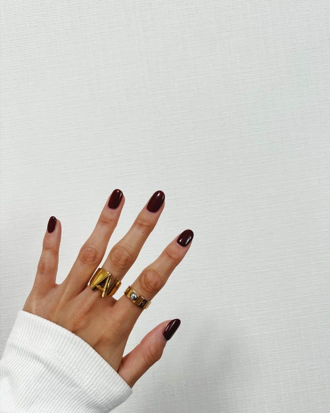遠山茜子のインスタグラム：「nail❤️🍷 @chipieee_tokyo   accessory💍✨ @summerycoco_official  イニシャルリング💕 調整可能だからどの指にもつけれてコラボしやすいん‼︎いつもつけてる💕  #nail#simplenails#accessory#ring」
