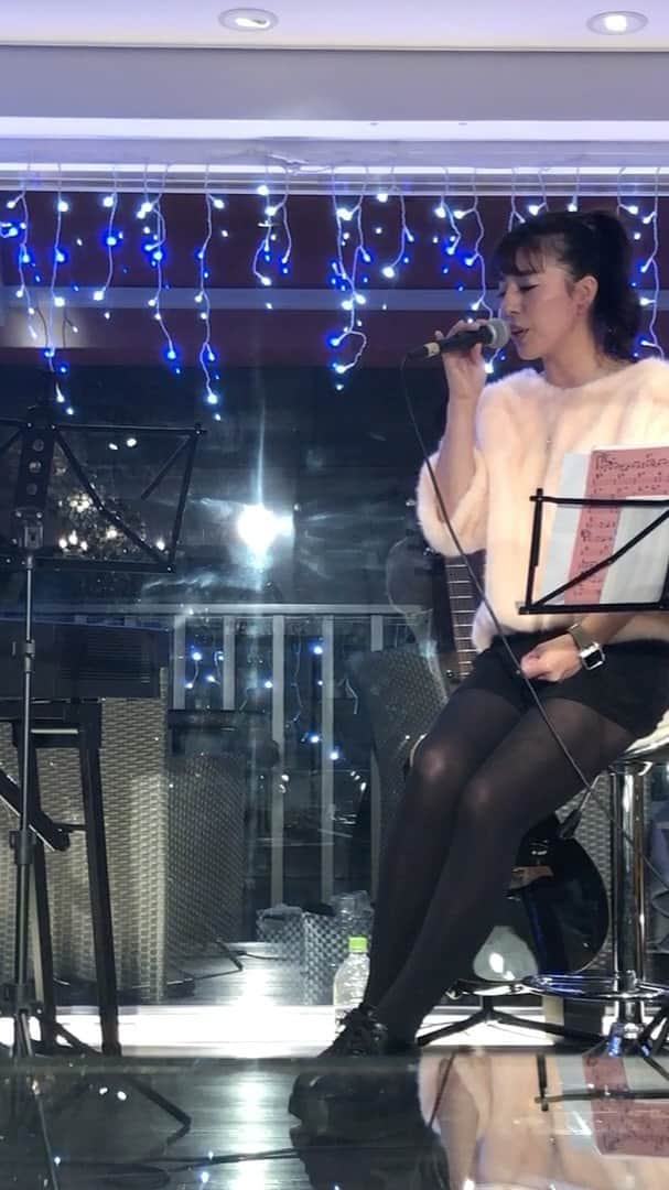 のインスタグラム：「もうすぐクリスマス🎄🎅 以前にライブで歌った映像です✨  大好きな歌❤️ 大切な方と共に聞いてください☺️」