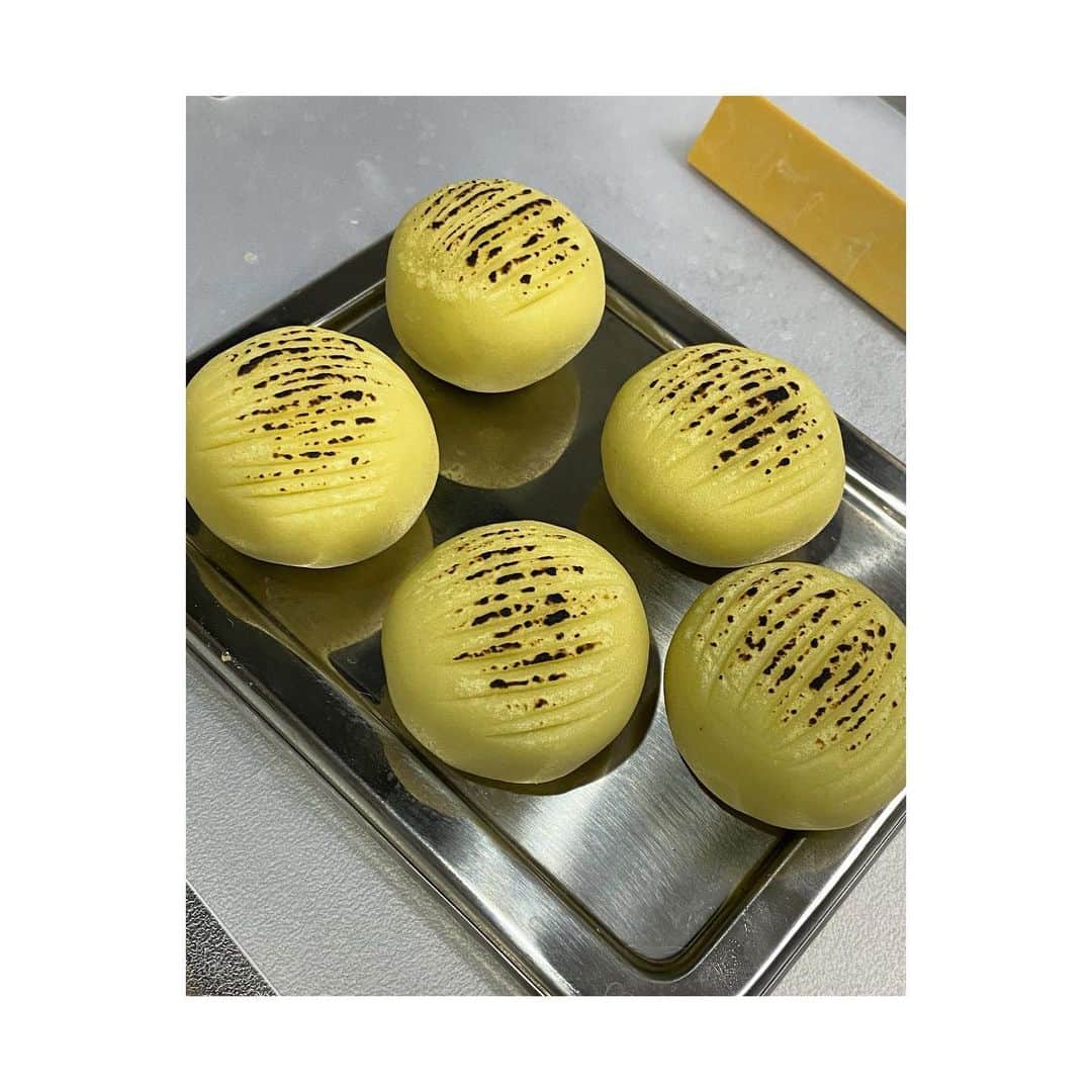 徳永えりのインスタグラム：「... 先日久しぶりに和菓子を作りました🌕 安納芋を漉してきんとんにしてから、 中にこし餡を入れて包餡し練りきり風に🍠 バーナーで炙ることで少し苦味が出て、 とても美味しくできました☺️ できたお菓子は友人にプレゼント🙏🌱 オリジナルレシピにしては良くできたので、 また作りたいと思います🙌🌕」