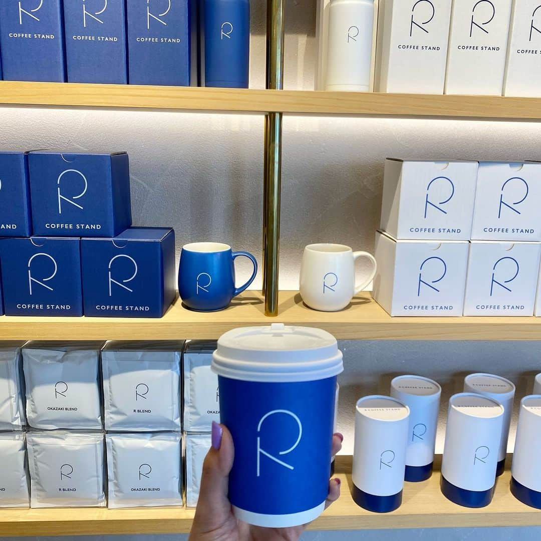 市原彩花さんのインスタグラム写真 - (市原彩花Instagram)「R COFFEE STAND ☕️  一番来たかったコーヒー屋さん☺️ 東海オンエアりょうくんのお店☕️  最後の写真は、一緒に岡崎観光した友達が、私のフォロワー20万人記念にサプライズで作ってくれたシール🥺❤️‍🔥 最初分かんなくて、普通にスタバのプレゼントかと思った🤣 時間かけて作ってくれて嬉しすぎるよ😭✨ 一生大切にする🥰  #rcoffeestand#東海オンエア#coffee#cafe#岡崎#愛知#ボンサバドゥ#純喫茶R」12月19日 17時59分 - ayaka_ichihara