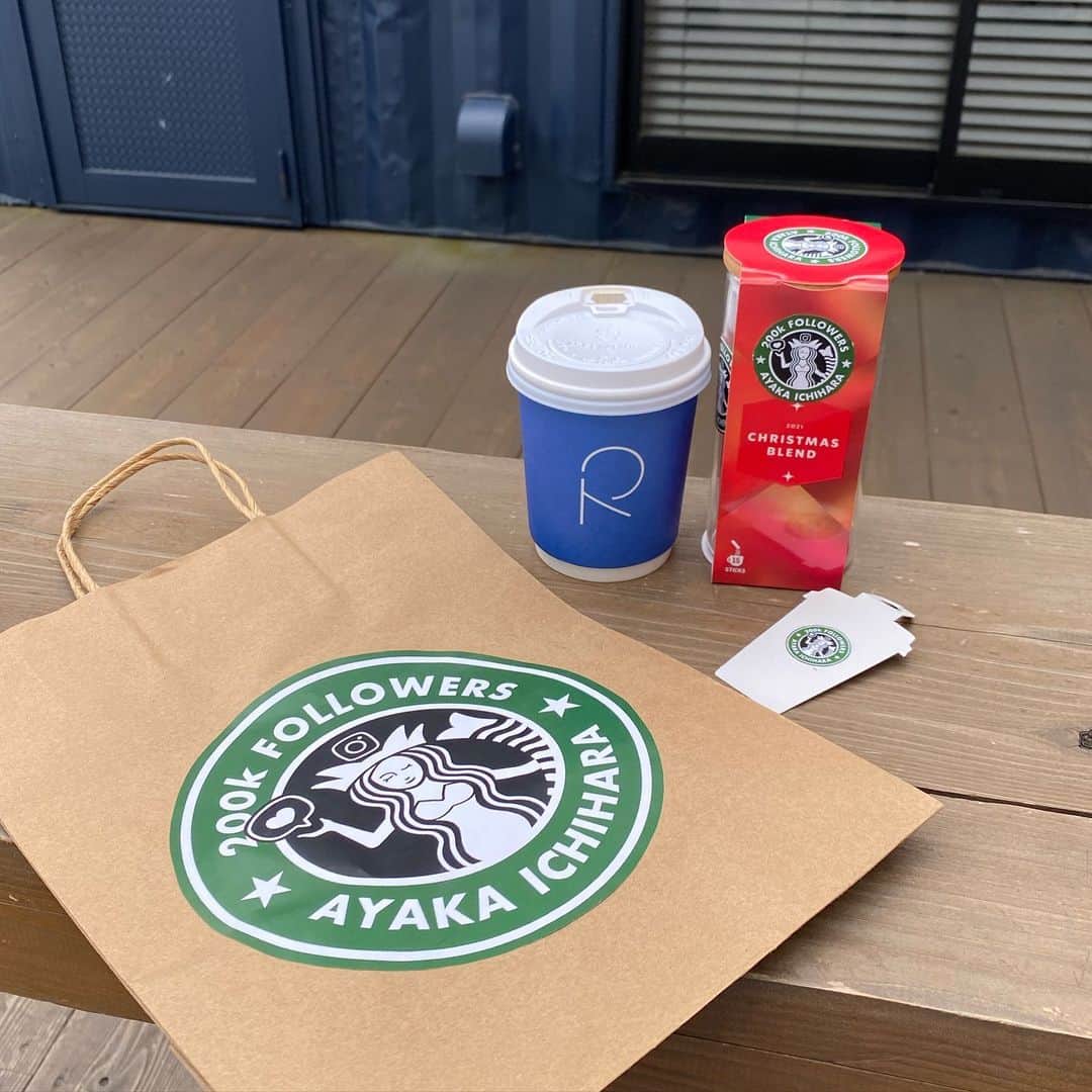市原彩花さんのインスタグラム写真 - (市原彩花Instagram)「R COFFEE STAND ☕️  一番来たかったコーヒー屋さん☺️ 東海オンエアりょうくんのお店☕️  最後の写真は、一緒に岡崎観光した友達が、私のフォロワー20万人記念にサプライズで作ってくれたシール🥺❤️‍🔥 最初分かんなくて、普通にスタバのプレゼントかと思った🤣 時間かけて作ってくれて嬉しすぎるよ😭✨ 一生大切にする🥰  #rcoffeestand#東海オンエア#coffee#cafe#岡崎#愛知#ボンサバドゥ#純喫茶R」12月19日 17時59分 - ayaka_ichihara