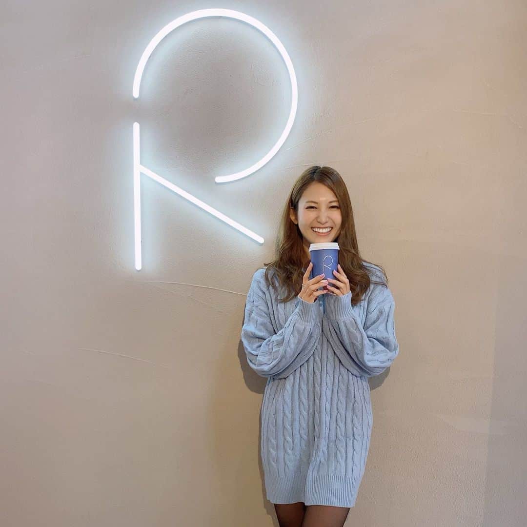 市原彩花さんのインスタグラム写真 - (市原彩花Instagram)「R COFFEE STAND ☕️  一番来たかったコーヒー屋さん☺️ 東海オンエアりょうくんのお店☕️  最後の写真は、一緒に岡崎観光した友達が、私のフォロワー20万人記念にサプライズで作ってくれたシール🥺❤️‍🔥 最初分かんなくて、普通にスタバのプレゼントかと思った🤣 時間かけて作ってくれて嬉しすぎるよ😭✨ 一生大切にする🥰  #rcoffeestand#東海オンエア#coffee#cafe#岡崎#愛知#ボンサバドゥ#純喫茶R」12月19日 17時59分 - ayaka_ichihara