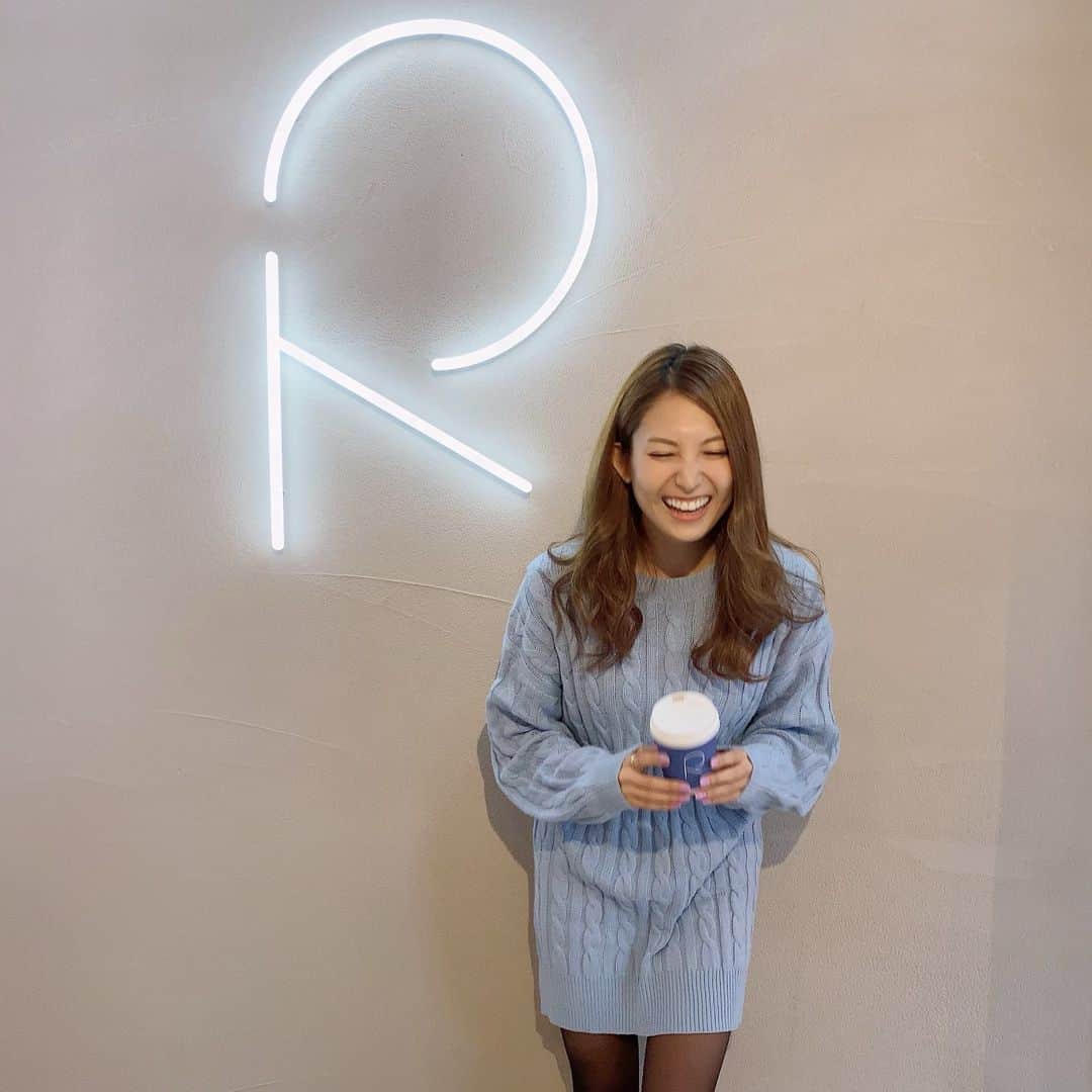 市原彩花さんのインスタグラム写真 - (市原彩花Instagram)「R COFFEE STAND ☕️  一番来たかったコーヒー屋さん☺️ 東海オンエアりょうくんのお店☕️  最後の写真は、一緒に岡崎観光した友達が、私のフォロワー20万人記念にサプライズで作ってくれたシール🥺❤️‍🔥 最初分かんなくて、普通にスタバのプレゼントかと思った🤣 時間かけて作ってくれて嬉しすぎるよ😭✨ 一生大切にする🥰  #rcoffeestand#東海オンエア#coffee#cafe#岡崎#愛知#ボンサバドゥ#純喫茶R」12月19日 17時59分 - ayaka_ichihara