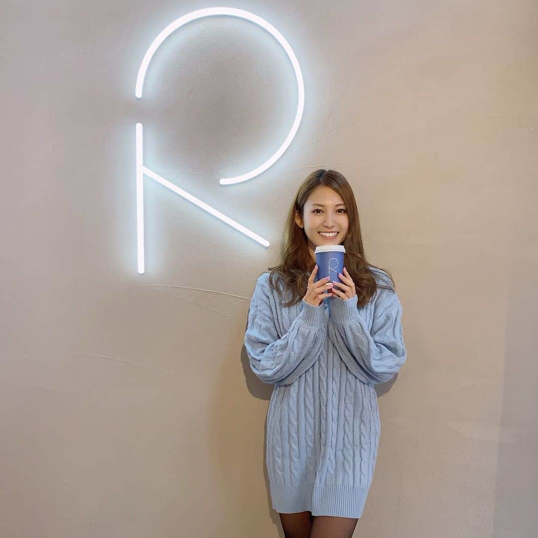 のインスタグラム：「R COFFEE STAND ☕️  一番来たかったコーヒー屋さん☺️ 東海オンエアりょうくんのお店☕️  最後の写真は、一緒に岡崎観光した友達が、私のフォロワー20万人記念にサプライズで作ってくれたシール🥺❤️‍🔥 最初分かんなくて、普通にスタバのプレゼントかと思った🤣 時間かけて作ってくれて嬉しすぎるよ😭✨ 一生大切にする🥰  #rcoffeestand#東海オンエア#coffee#cafe#岡崎#愛知#ボンサバドゥ#純喫茶R」