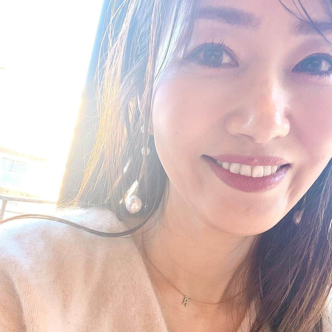 梅本理恵さんのインスタグラム写真 - (梅本理恵Instagram)「空気が澄んでいるような 冬の晴天。 気持ちの良いお天気でした。 ⁡ 気温は10度くらいやったけど、 あまり寒く感じなかったので お散歩へ♡ ⁡ ⁡ ⁡ ⁡ ⁡ ⁡ 鼻にマスクのノーズワイヤーの型ついてる。笑 ⁡ #ゆったり日曜日 #お休みの日の過ごし方 #日曜日 #冬 #日差しが暖かい #ご近所ぶらり #美容 #美活 #お散歩 #ニットコーデ #はんなり #美魔女 #梅本理恵 #今日もありがとう #感謝の気持ち ☺︎❤︎」12月19日 18時13分 - rie___12ki