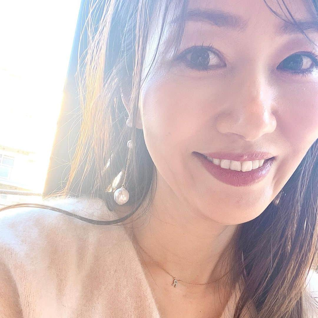 梅本理恵さんのインスタグラム写真 - (梅本理恵Instagram)「空気が澄んでいるような 冬の晴天。 気持ちの良いお天気でした。 ⁡ 気温は10度くらいやったけど、 あまり寒く感じなかったので お散歩へ♡ ⁡ ⁡ ⁡ ⁡ ⁡ ⁡ 鼻にマスクのノーズワイヤーの型ついてる。笑 ⁡ #ゆったり日曜日 #お休みの日の過ごし方 #日曜日 #冬 #日差しが暖かい #ご近所ぶらり #美容 #美活 #お散歩 #ニットコーデ #はんなり #美魔女 #梅本理恵 #今日もありがとう #感謝の気持ち ☺︎❤︎」12月19日 18時13分 - rie___12ki