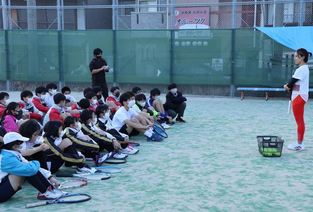 加藤未唯さんのインスタグラム写真 - (加藤未唯Instagram)「西京中学・高校にテニス指導してきました🎾🎤 みんな真剣に聞いてくれたり、 トライしてくれたりと嬉しかったです🥰 約60人の部員のみんな、ありがとうございました🙏✨ #テニス #指導 #西京 #中学校 #高校 #京都 #加藤未唯 #アディダス #ウイルソン #tennis #adidas #wilson」12月19日 18時23分 - miyukato1121