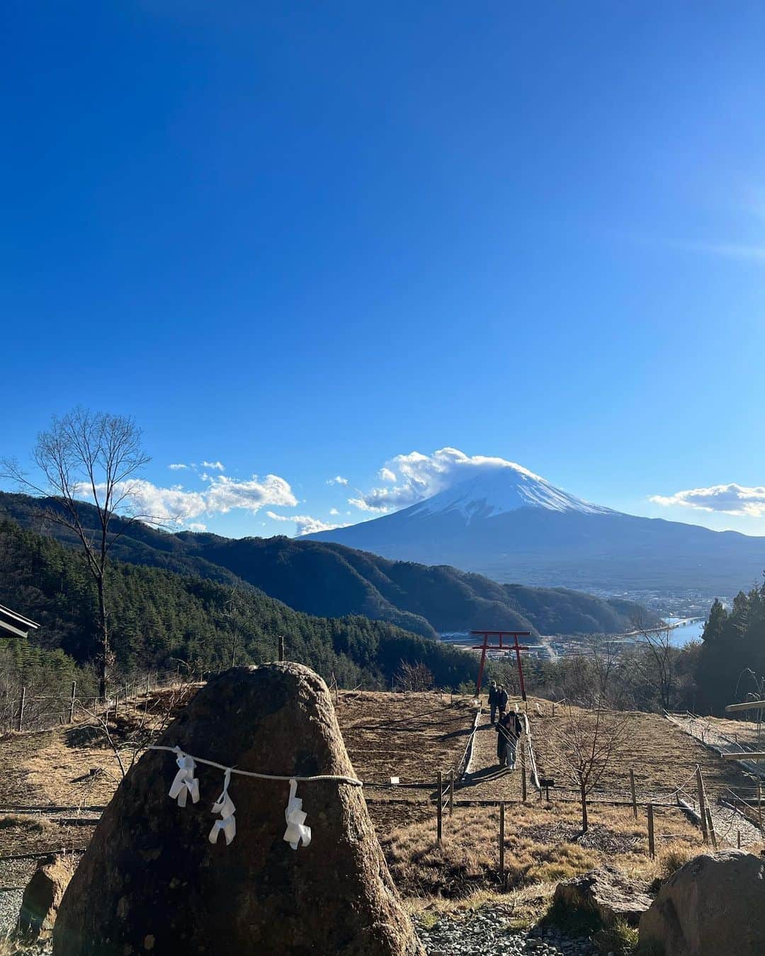 井手上漠さんのインスタグラム写真 - (井手上漠Instagram)「富士山みてきました。 とても空気がおいしくて、身体がみなぎっています。-2℃の場所だったんですが寒さも忘れるくらいパワーをくれました富士山。さすがです。」12月19日 18時53分 - baaaakuuuu