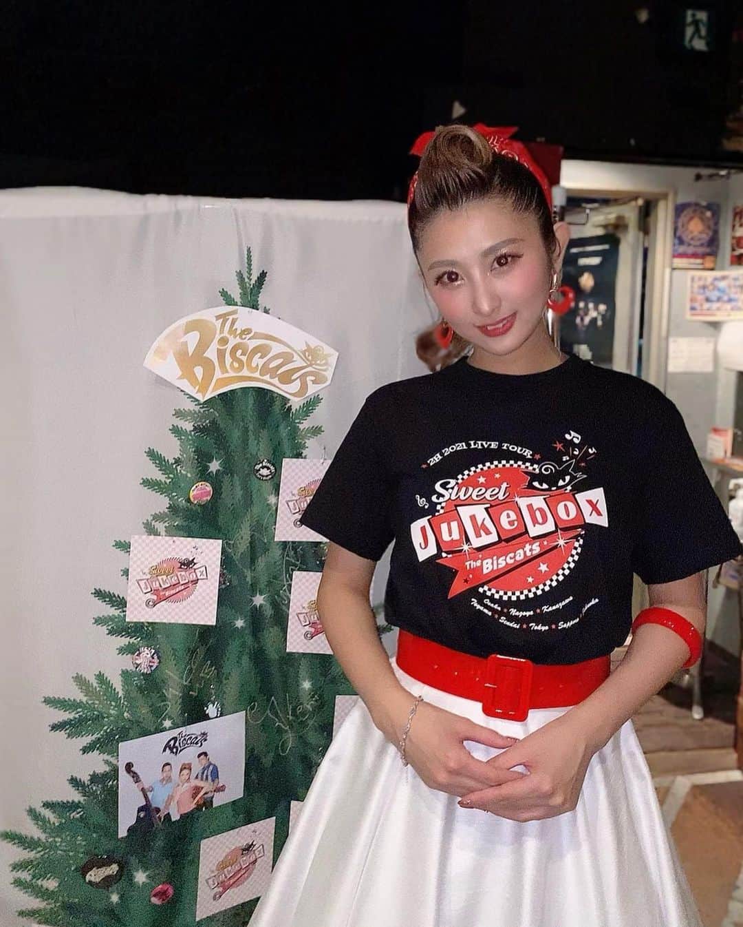のインスタグラム：「東京帰ってきました💐 ⁡ 福岡でもおいしいものを たくさん食べたので忘備録❤️笑 ⁡ ツアーが終わって寂しさを 感じながらも、、、 来年が楽しみわくわくな気分🎵✨ ⁡ ですが！まだ今年は、ライブが１本あります⚡️ ⁡ 2021年12月25日 土曜日 69★TRIBE 160～ロック族～ ＠レッドシューズ<ENTRANCE FREE> 18:00 OPEN / 24:00 CLOSE ⁡ クリスマス🎄は、ビスキャッツと 過ごしましょう〜💞 ⁡ #福岡 #thebiscats #biscats #ビスキャッツ #live #ライブ #キャッさん #クリスマス #christmas #xmas」