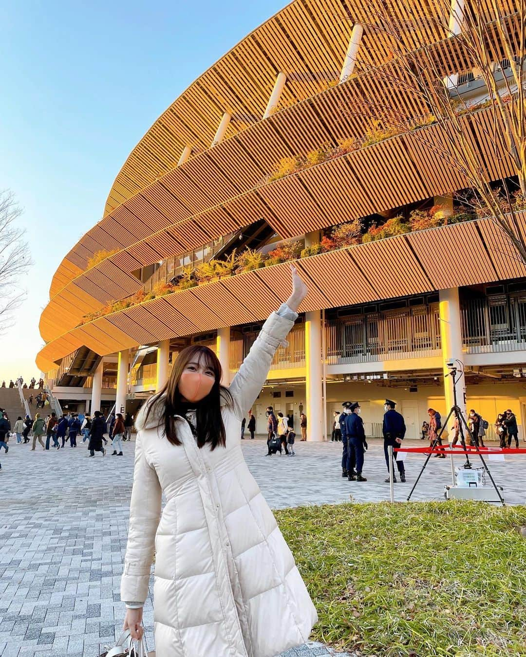 高階亜理沙さんのインスタグラム写真 - (高階亜理沙Instagram)「・ 天皇杯決勝✨ 浦和レッズvs大分トリニータ🏆 今シーズン最後らしい心揺さぶられる 素晴らしい試合を魅せてもらいました！ フロンターレは準決勝で敗れ、正直もう一試合あると考えていたので、気持ちの切り替えはとても難しかったです。 でも、今日は普段試合を見る気持ちとは全く違う 新鮮な気持ちで楽しませてもらいました。 準決勝でフロンターレとの素晴らしい試合をみせてくれた トリニータ。今日も同点弾を決め、あの日の再現なのではないかという展開で大健闘でした。。 決勝弾を決めたのは槙野選手。さすがの一言です🌟 2019年フロンターレがアウェイで対戦した時、 浦和がACLに向かう前の試合。 ピッチに最後まで残り調整していた槙野選手に フロンターレサポーターが応援の拍手を送っていると 最後フロンターレサポーターに向かってお礼を。 感情的なイメージが強かったですが、この日は とても丁寧なお人柄を感じ心掴まれたことを覚えています！ 浦和レッズの皆さん優勝おめでとうございます🎉  今日改めてJリーグの素晴らしさを感じました😊 今シーズンは今日で終わりですが、来シーズンもまた、 一ファンとして皆さんと一緒に応援します📣⚽️  ファイフロの私の出演は大晦日の放送がラストです。 放送後改めて3年間を振り返らせてください。 最後までよろしくお願いいたします🙇‍♀️」12月19日 19時18分 - arisa_takashina