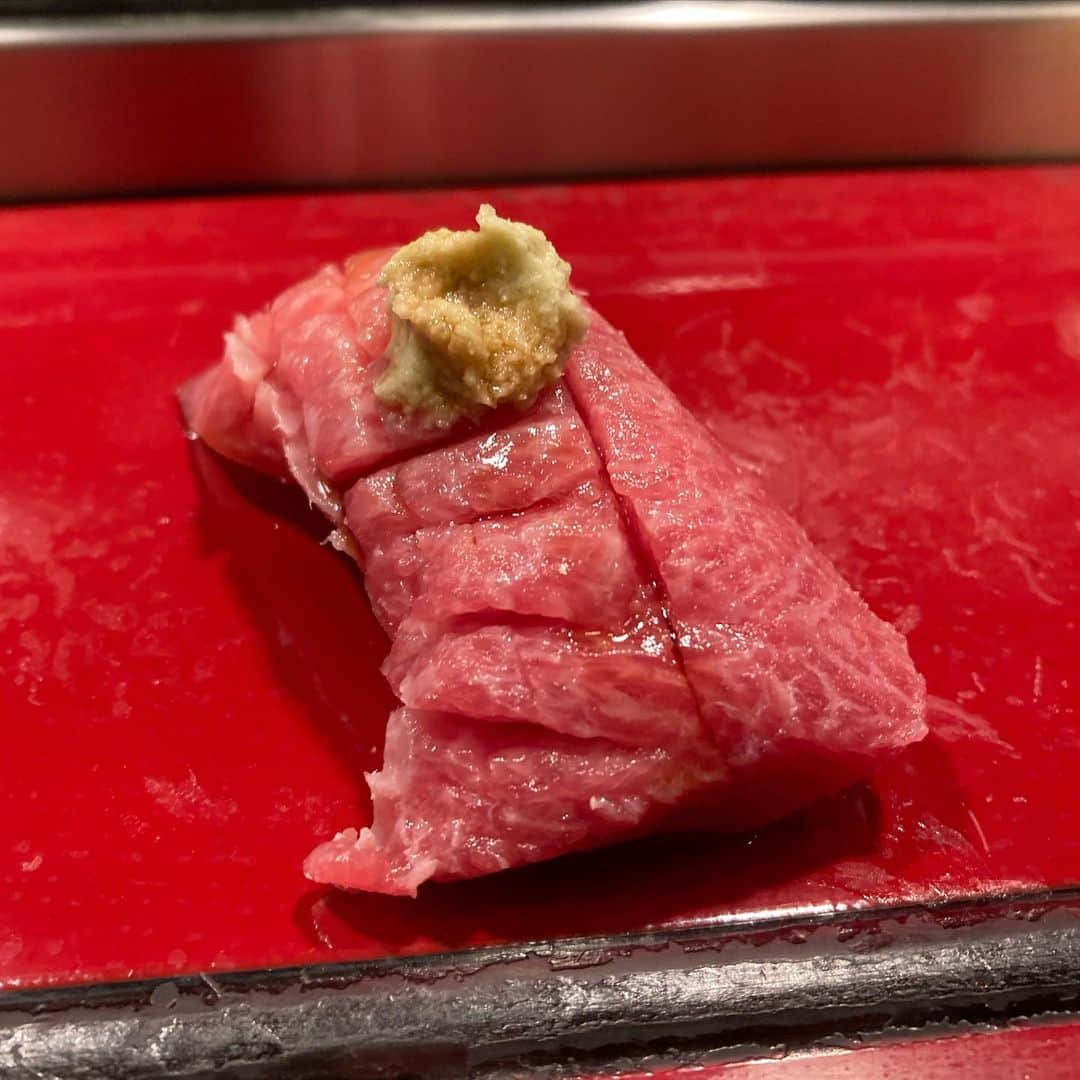 佐藤大樹さんのインスタグラム写真 - (佐藤大樹Instagram)「⭐️富山『寿司栄総曲輪本店』⭐️  今日は一日、富山で休みでした☺️ 日本一寿司が美味しい県にも選ばれた富山にいると、どうしても食べたくなり行ってきました〜🤤 このお店はお酒を置いてないし、禁煙なのでひたすらお寿司に向き合うお店です✨ 美味しいお寿司と向き合う最高の時間でした🍣 どのお寿司も外れなしの絶品！東京から来られた方はこのクオリティの寿司をこの値段で！？って価格にも驚くんじゃないかな⁉️ 富山に来られた際はぜひー👍  #グルメ #富山 #鮨  #富山グルメ #とやま鮨  #寿司栄総曲輪本店」12月19日 19時19分 - kumamushi_sato