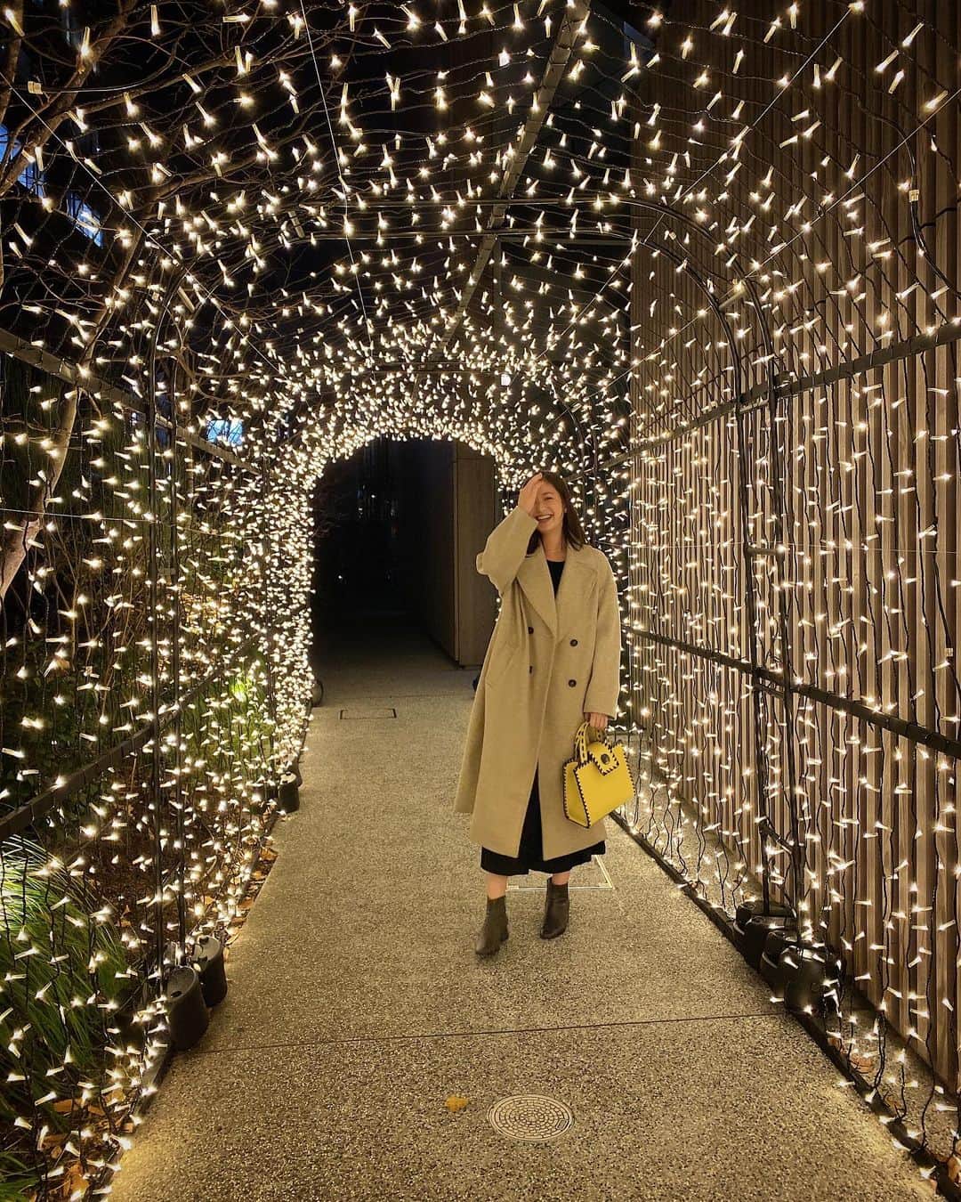 村上友梨さんのインスタグラム写真 - (村上友梨Instagram)「もうすぐクリスマスですね🎄🤶 街並みのイルミネーションが素敵な季節になってきました✨✨✨  大好きな友達といるといつも笑ってる😚 今年もあと少しですが、全力で楽しみたいと思います！ 寒くなってきたので皆様も体調には気をつけてくださいね😌」12月19日 19時46分 - yurimurakami.official